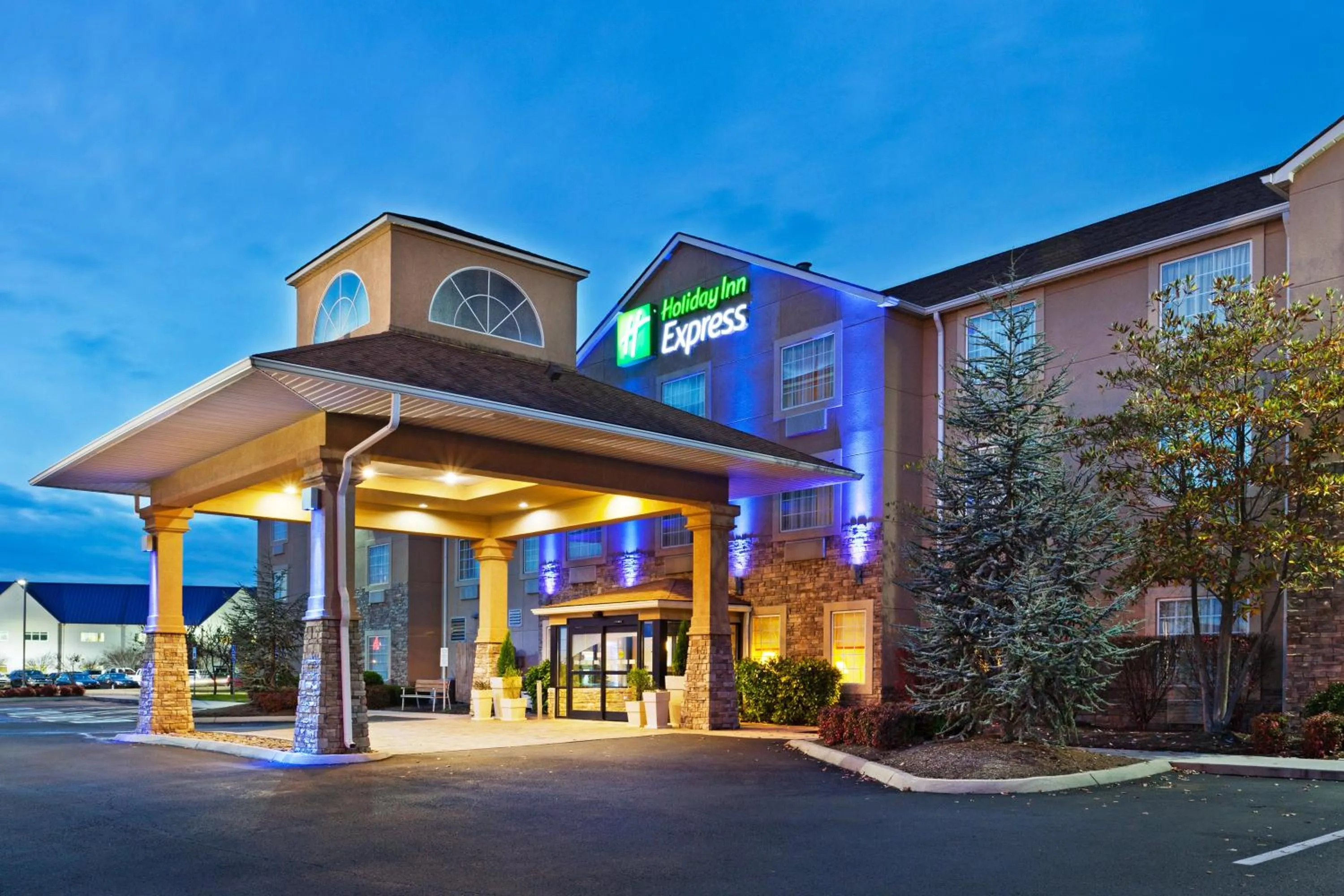 Property building in Holiday Inn Express & Suites Alcoa Knoxville Airport by IHG
