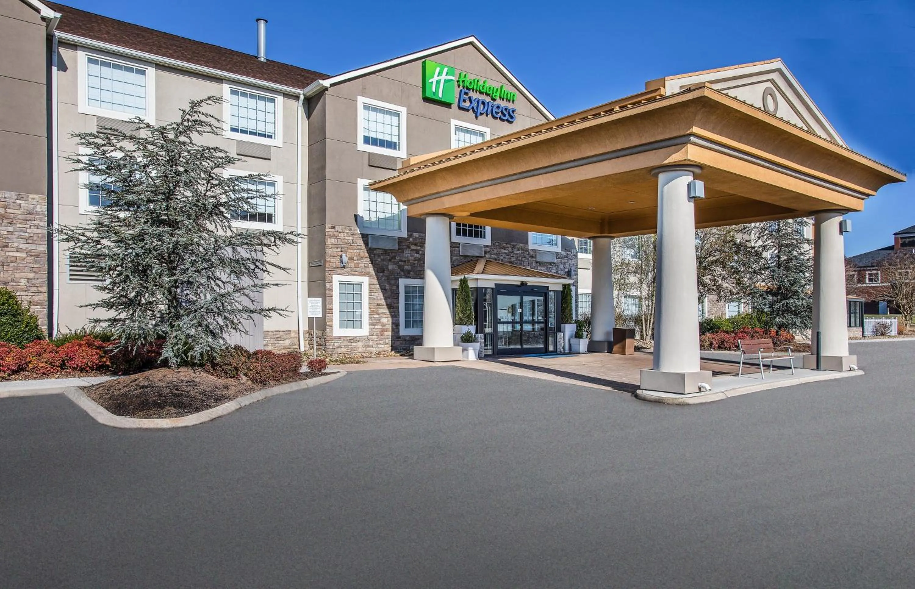 Property building in Holiday Inn Express & Suites Alcoa Knoxville Airport by IHG