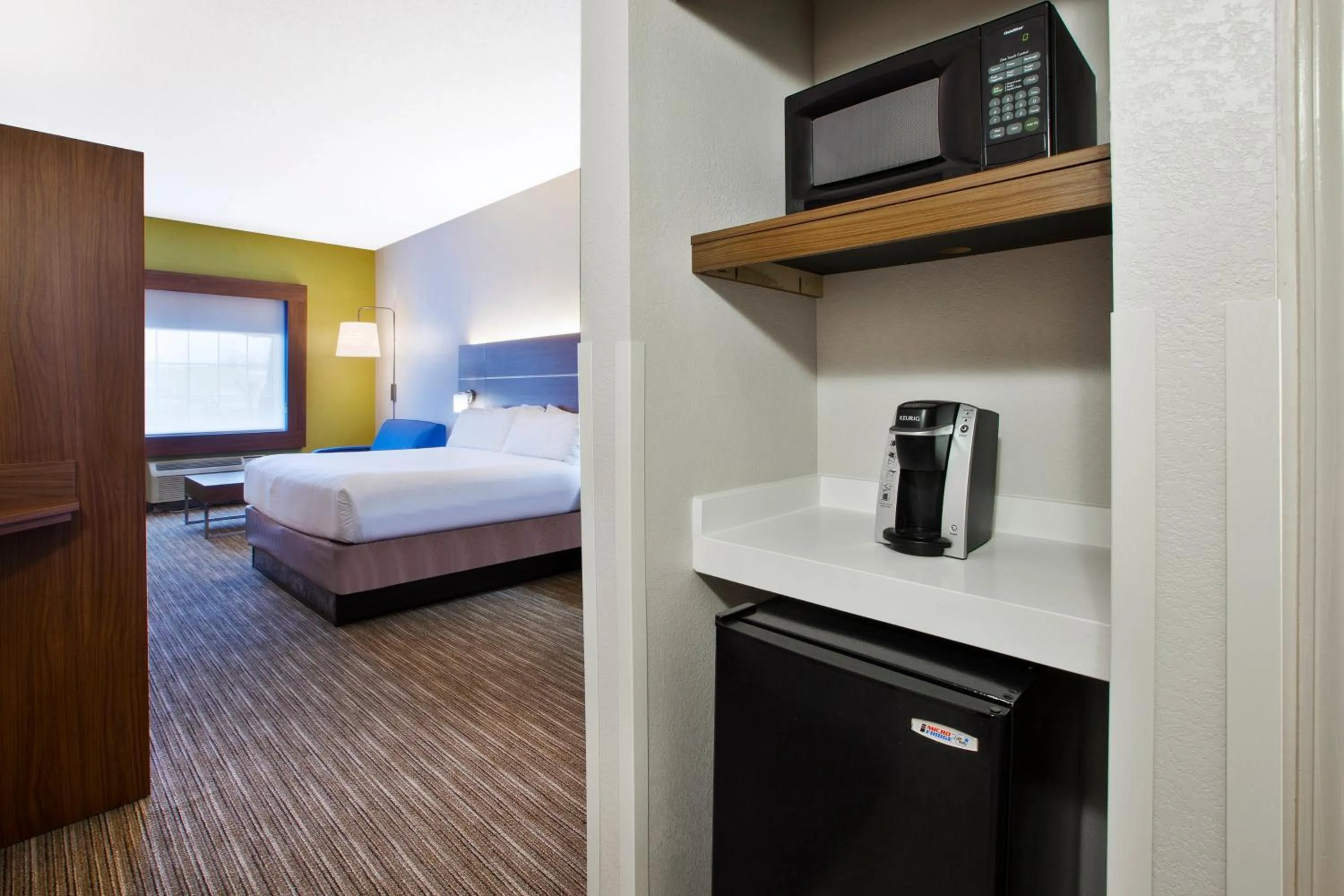 Photo of the whole room, Bed in Holiday Inn Express & Suites Alcoa Knoxville Airport by IHG