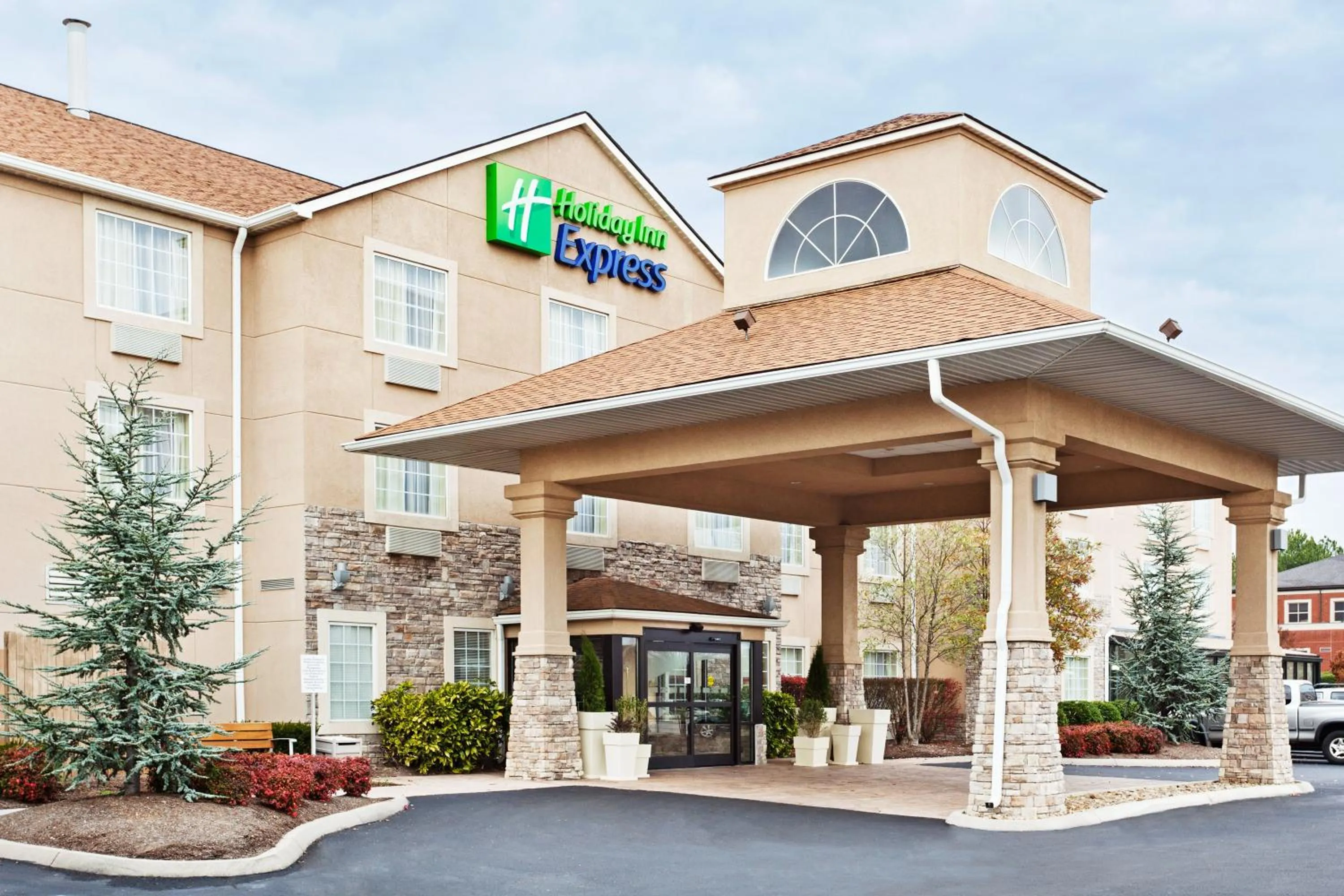 Property building in Holiday Inn Express & Suites Alcoa Knoxville Airport by IHG