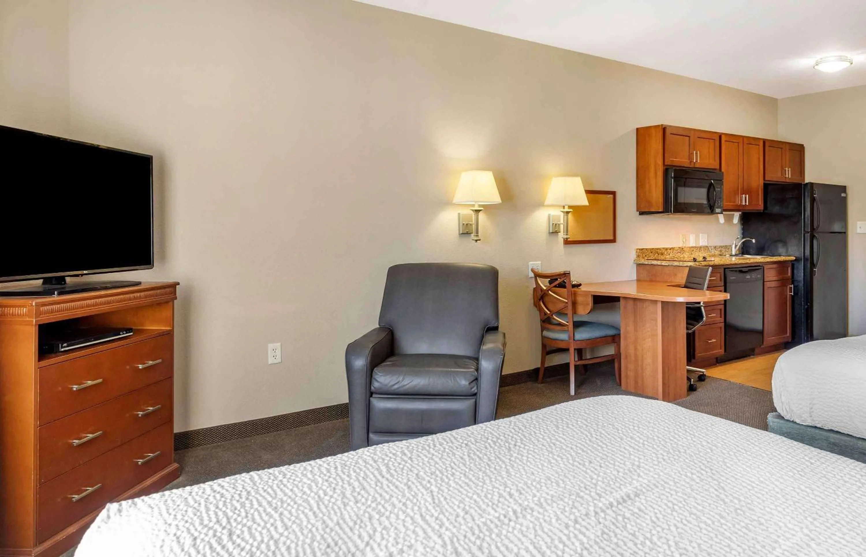 Bedroom, Bed in Extended Stay America Suites - Houston - Kingwood