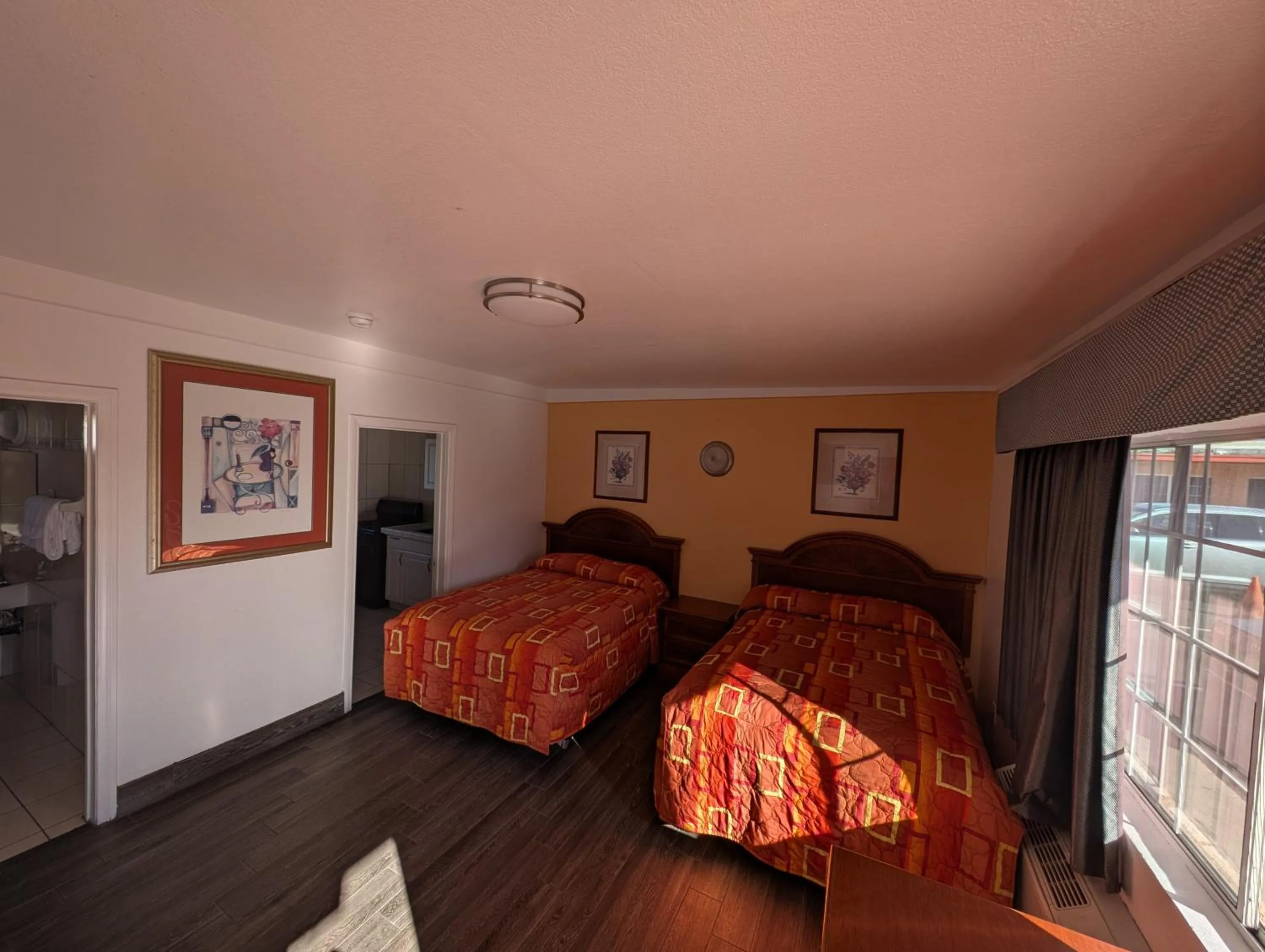 Bed in Seaside Inn Motel