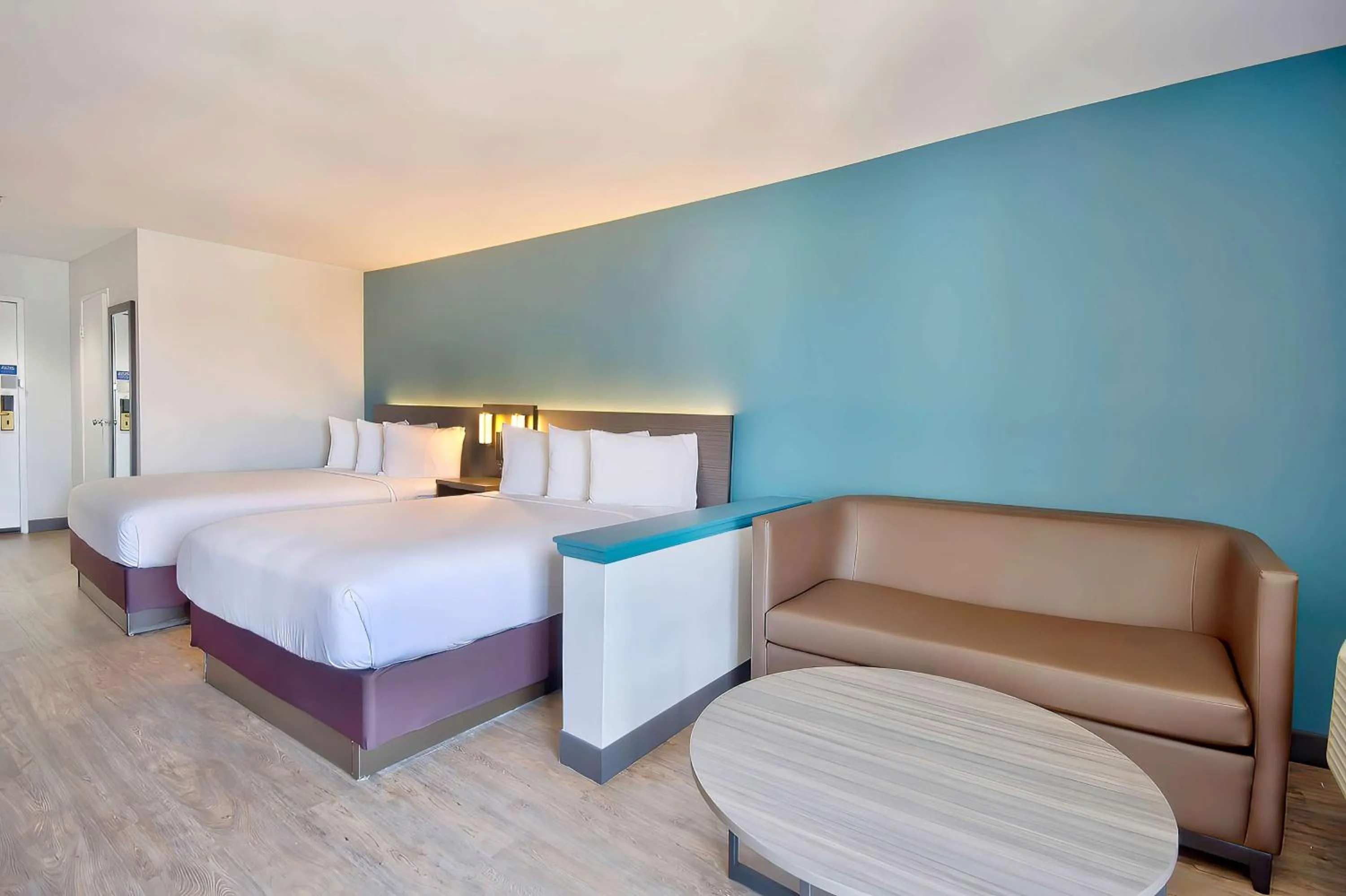 Photo of the whole room, Bed in Studio 6 Suites Lawndale, CA South Bay