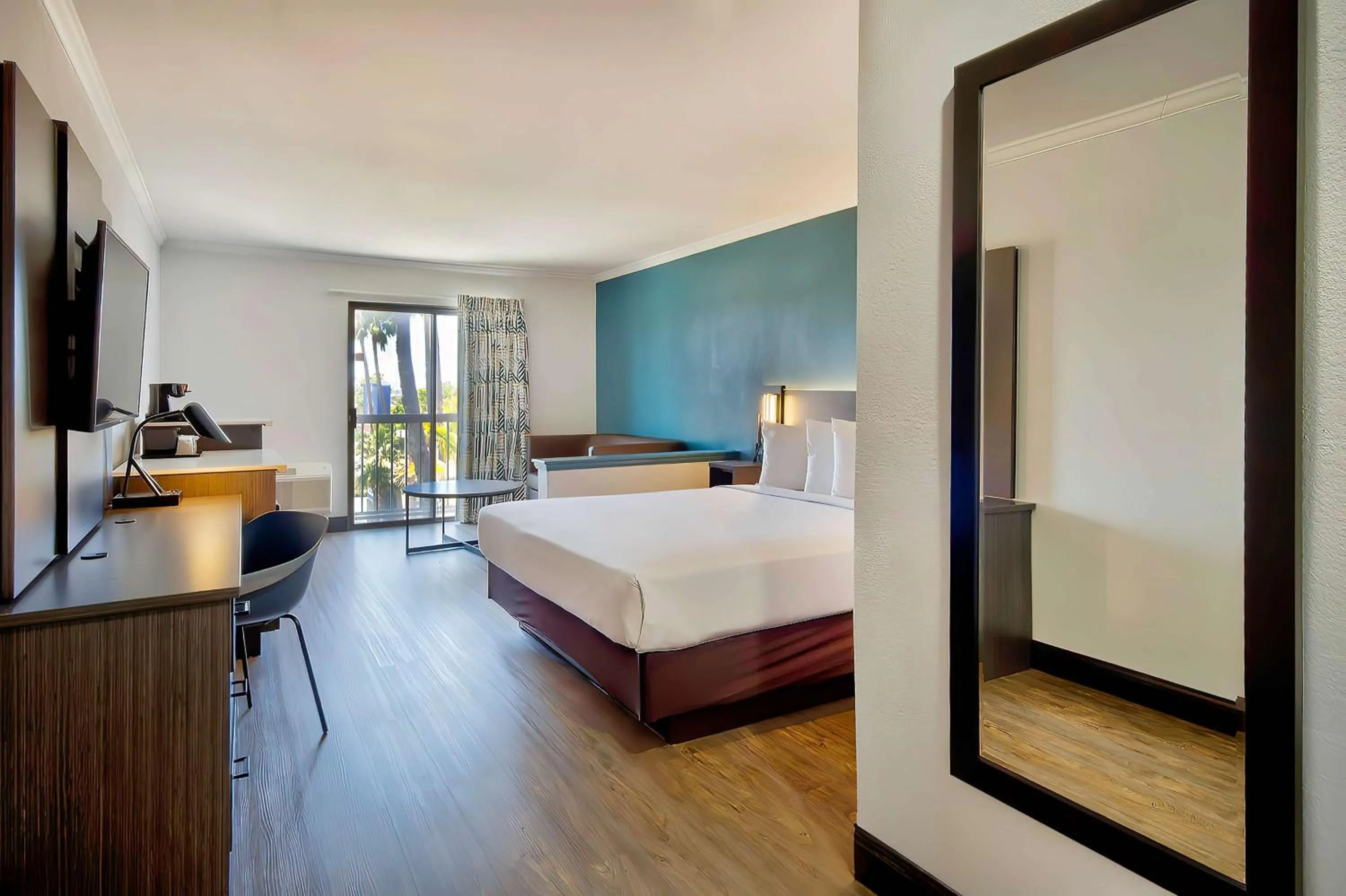 Photo of the whole room, Bed in Studio 6 Suites Lawndale, CA South Bay