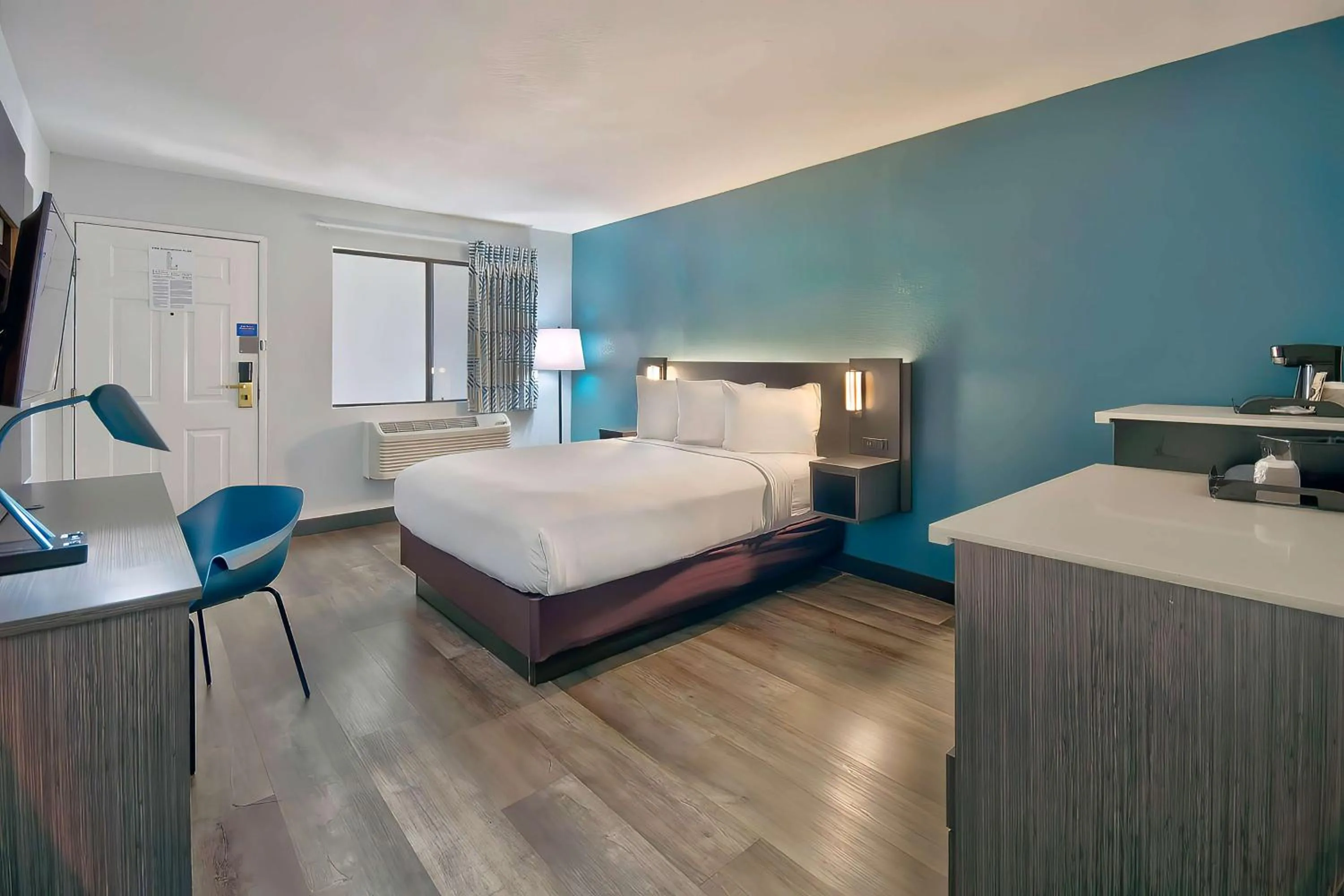 Bedroom, Bed in Studio 6 Suites Lawndale, CA South Bay