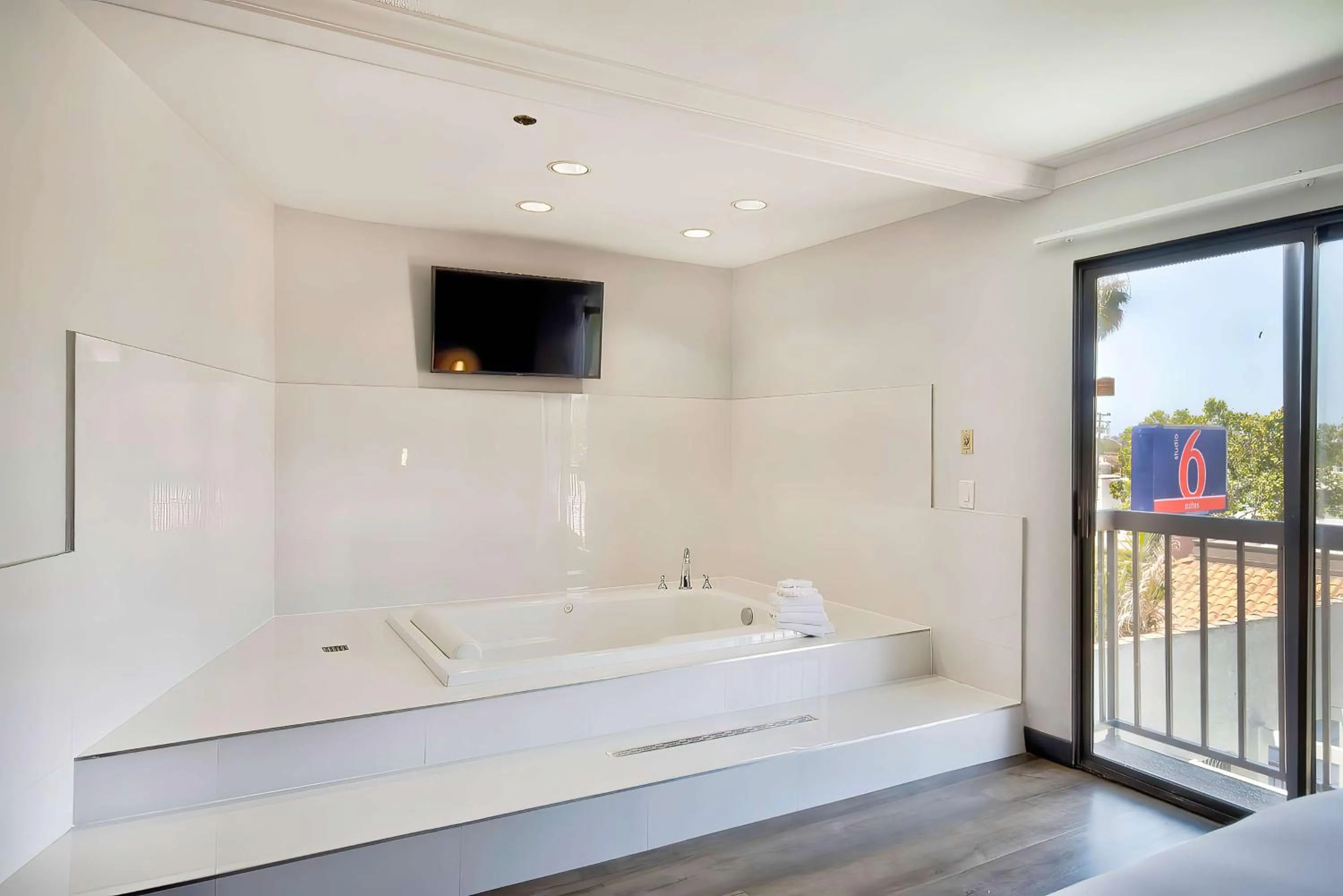 Hot Tub, Bed in Studio 6 Suites Lawndale, CA South Bay