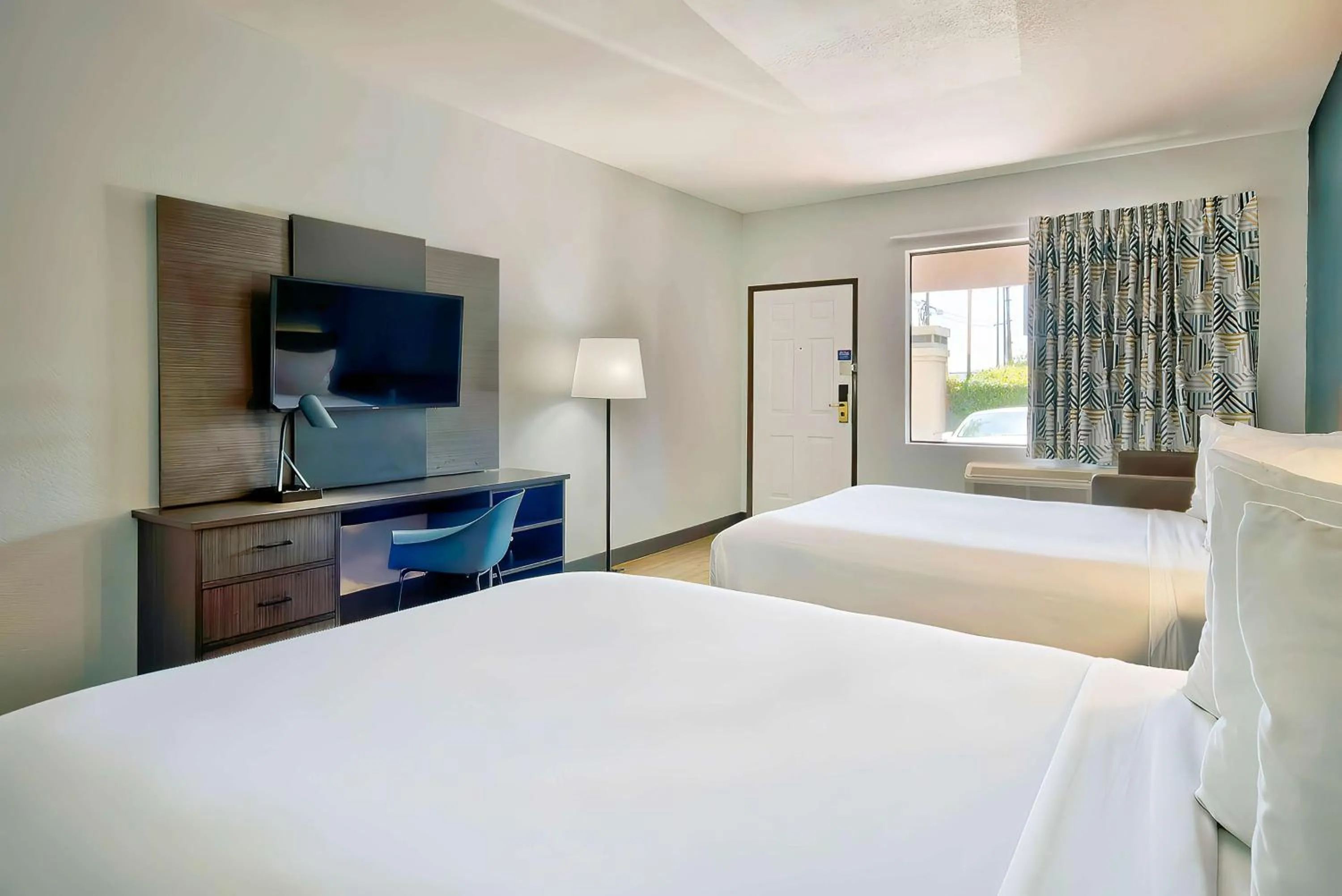 Photo of the whole room, Bed in Studio 6 Suites Lawndale, CA South Bay