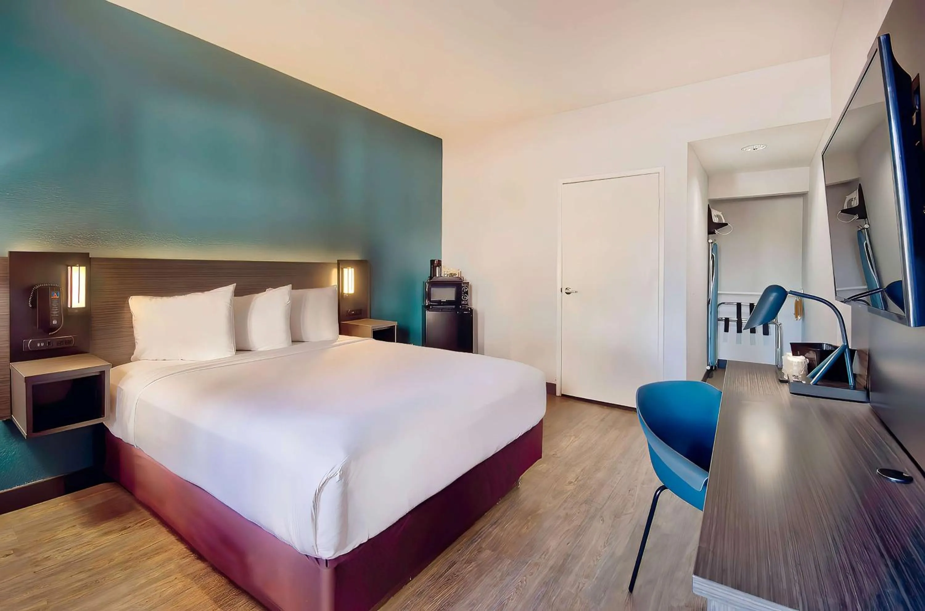 Seating area, Bed in Studio 6 Suites Lawndale, CA South Bay