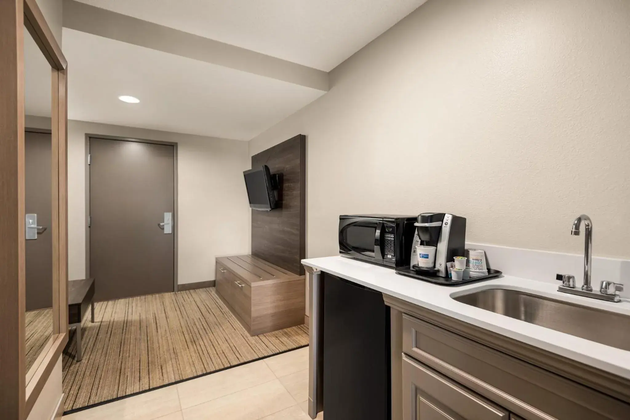 King Suite with Sofa Bed in Holiday Inn Express Hotel & Suites Fredericksburg by IHG King Suite with Sofa Bed in Holiday Inn Express Hotel & Suites Fredericksburg by IHG