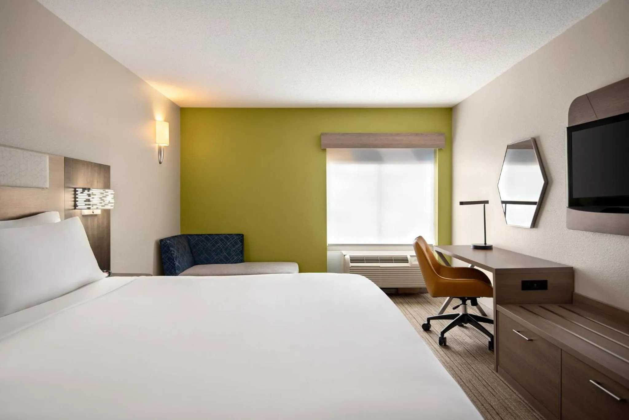 Photo of the whole room, Bed in Holiday Inn Express Hotel & Suites Fredericksburg by IHG
