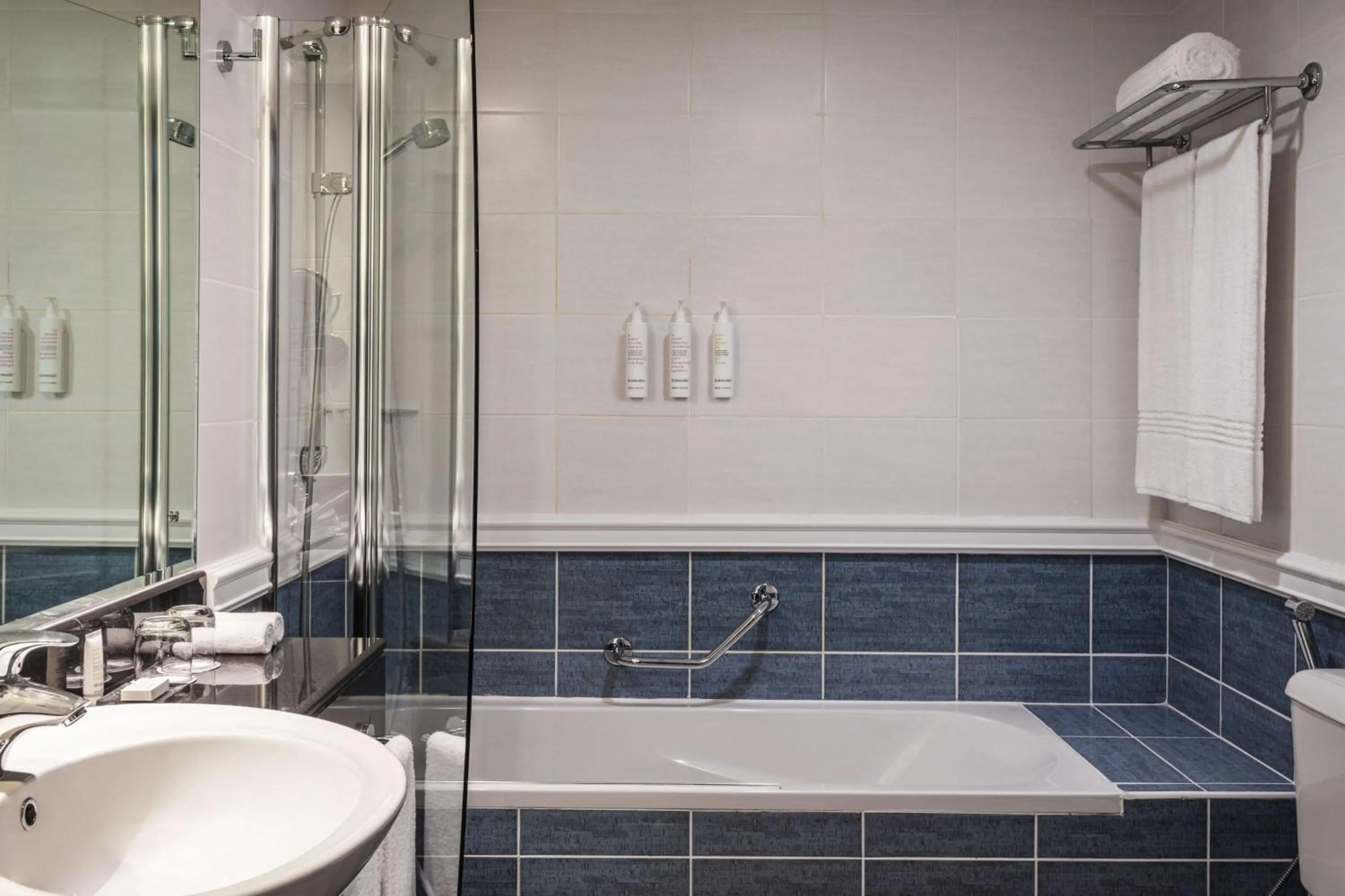 Bathroom in Dubai Marriott Harbour Hotel And Suites