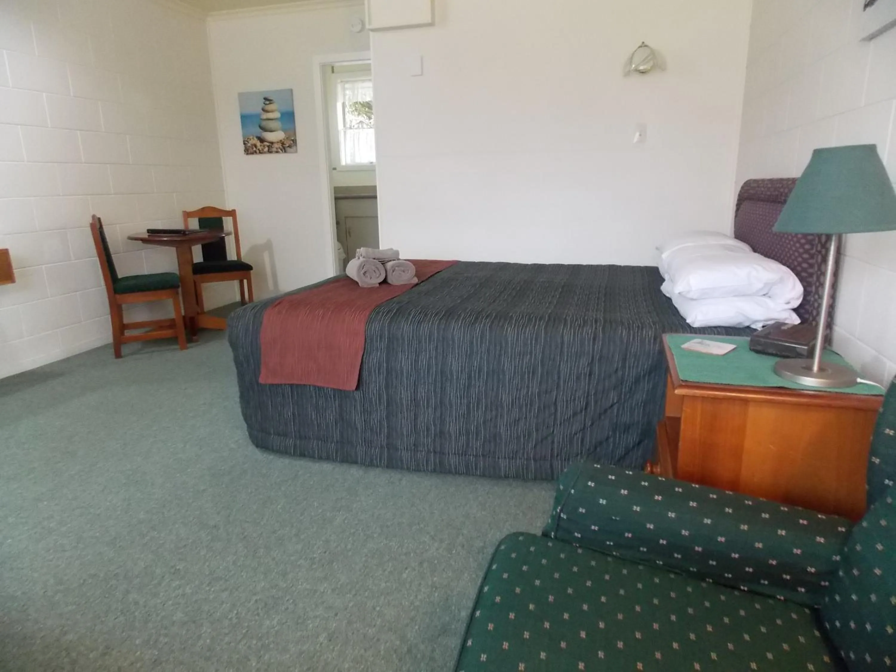 Seating area, Bed in Rangiora Lodge Motel