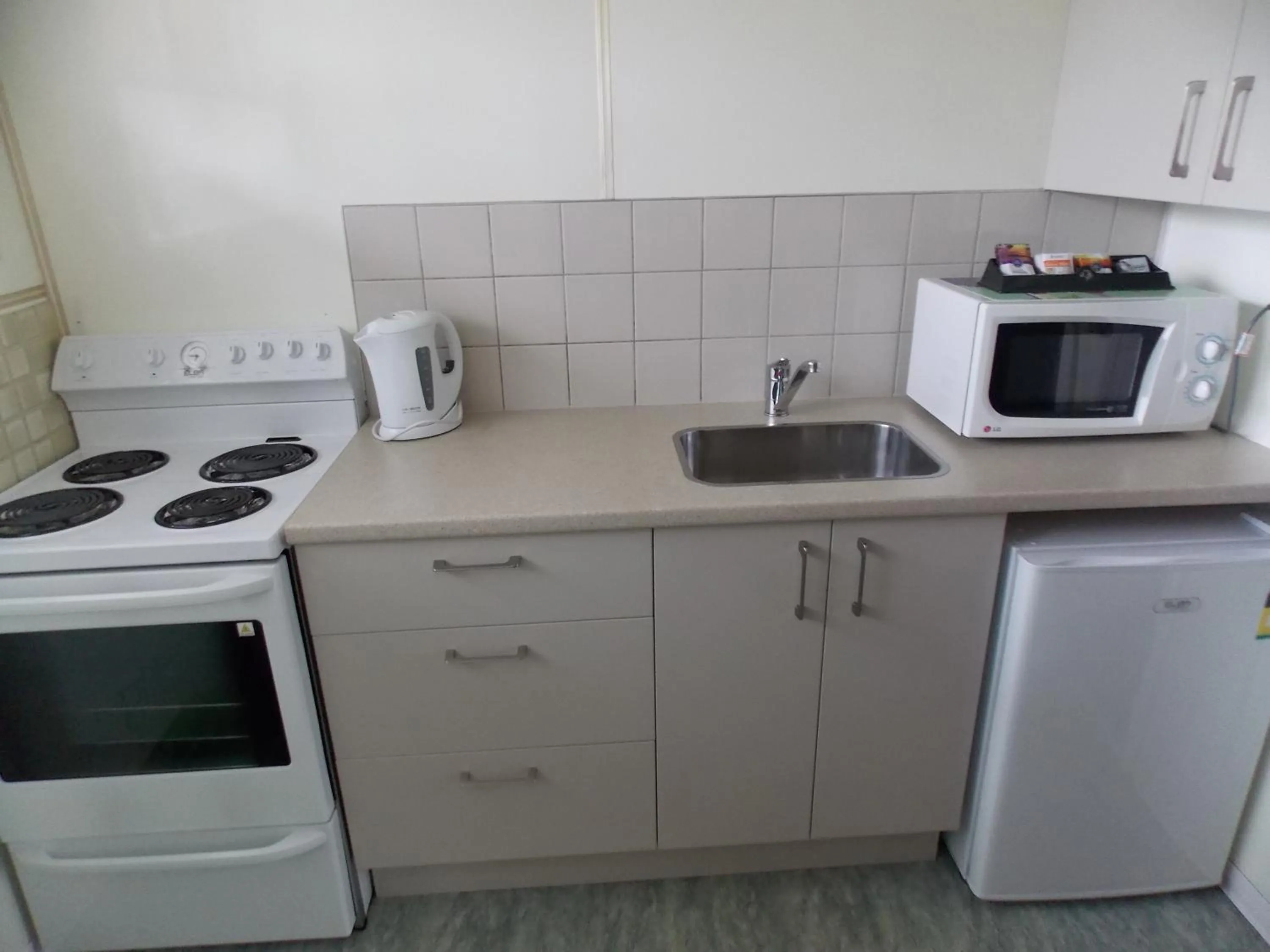 Kitchen or kitchenette in Rangiora Lodge Motel