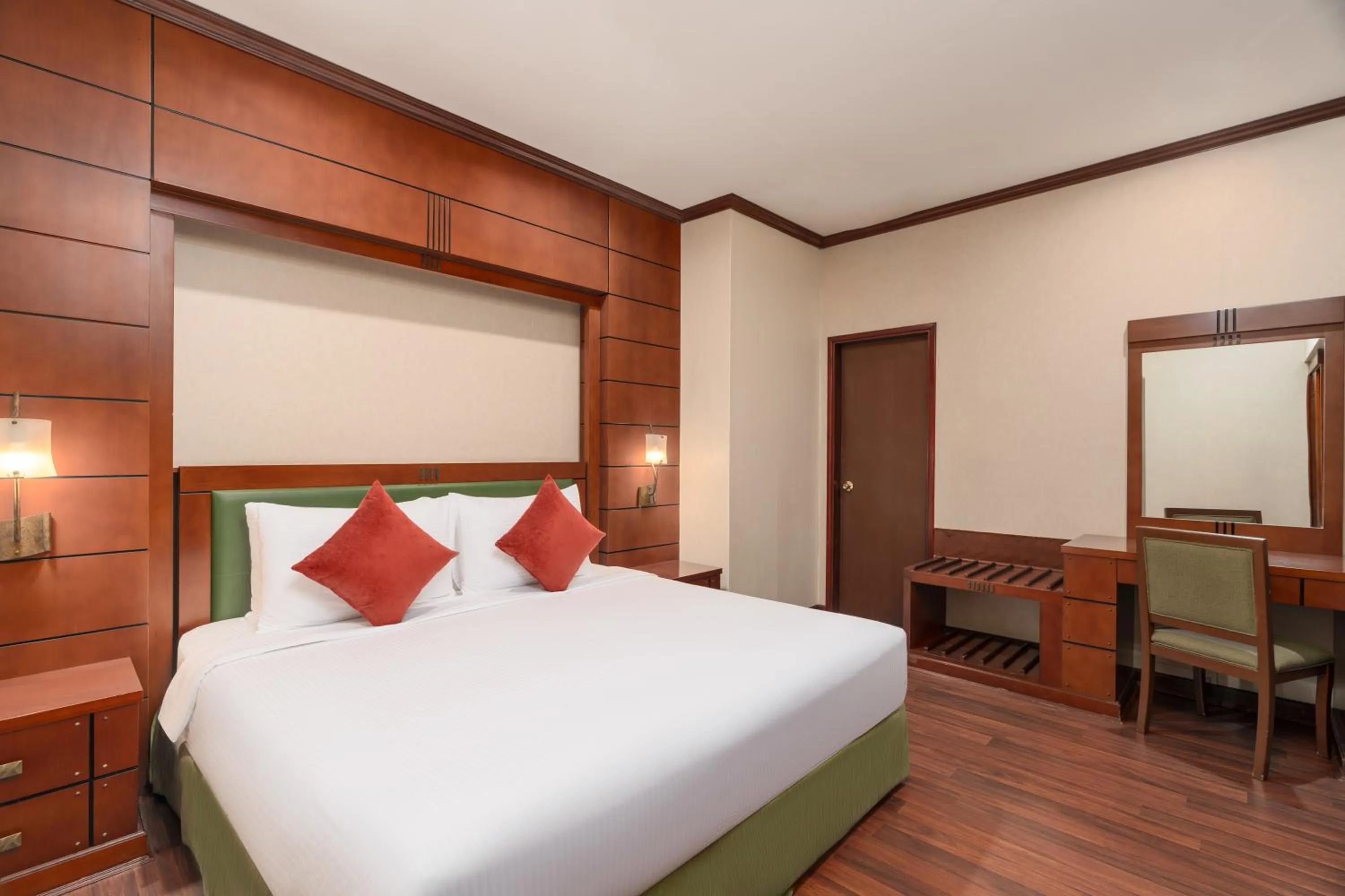 Bedroom, Bed in Mövenpick Hotel Jeddah