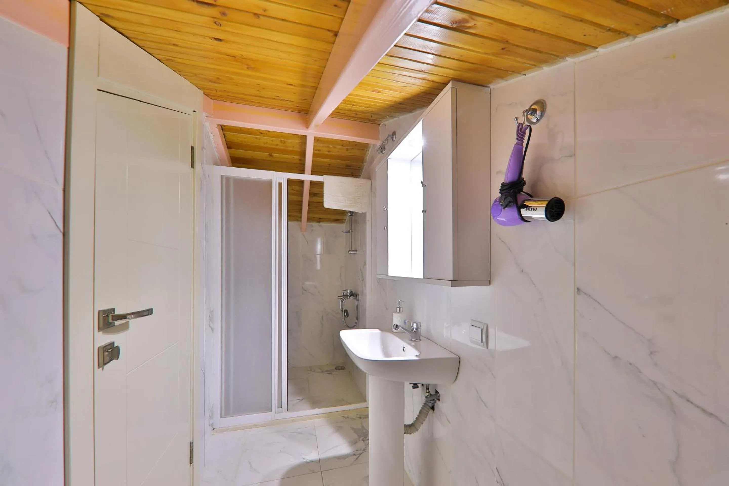 Shower in Duygu Apart