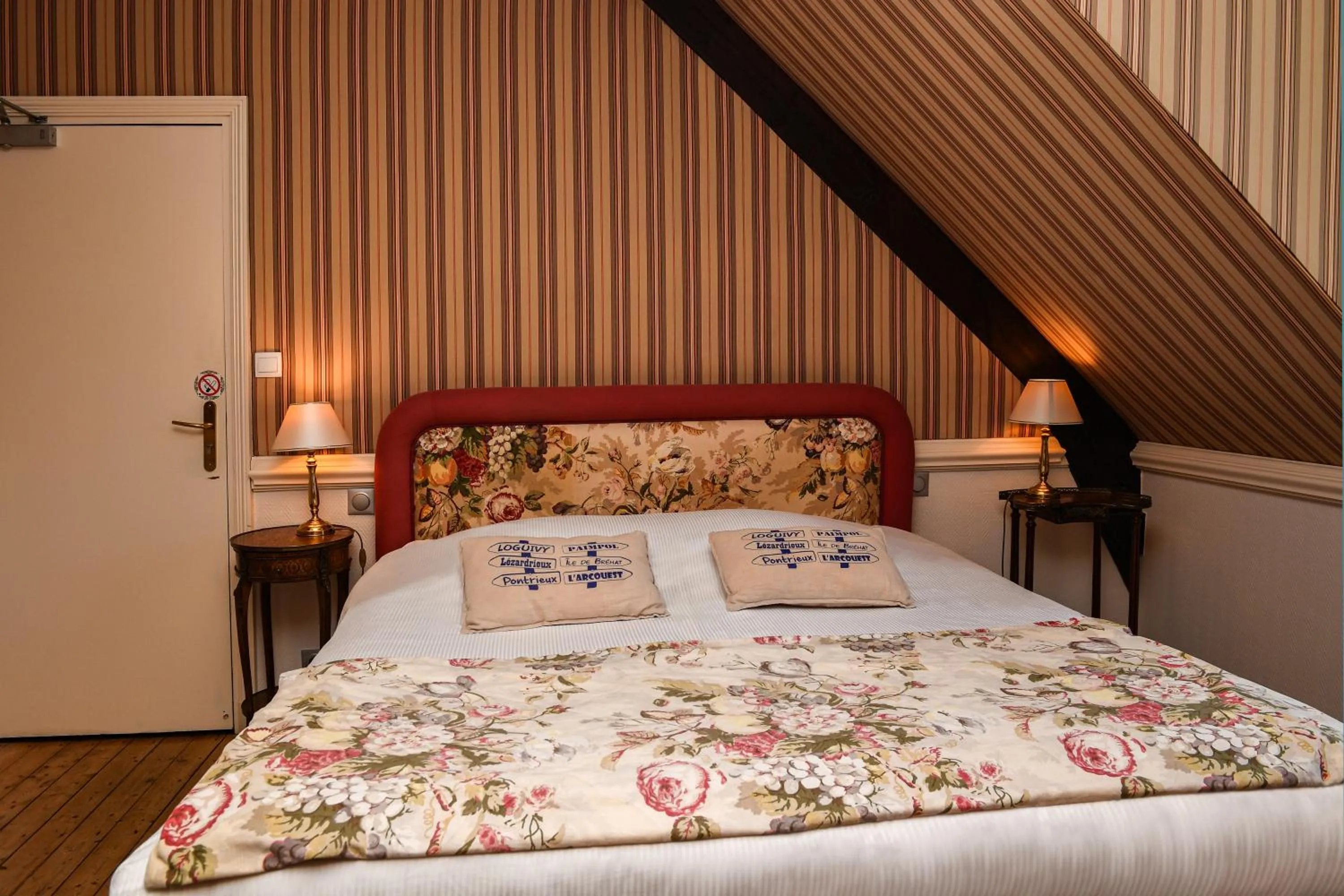 Photo of the whole room, Bed in Hotel K'Loys