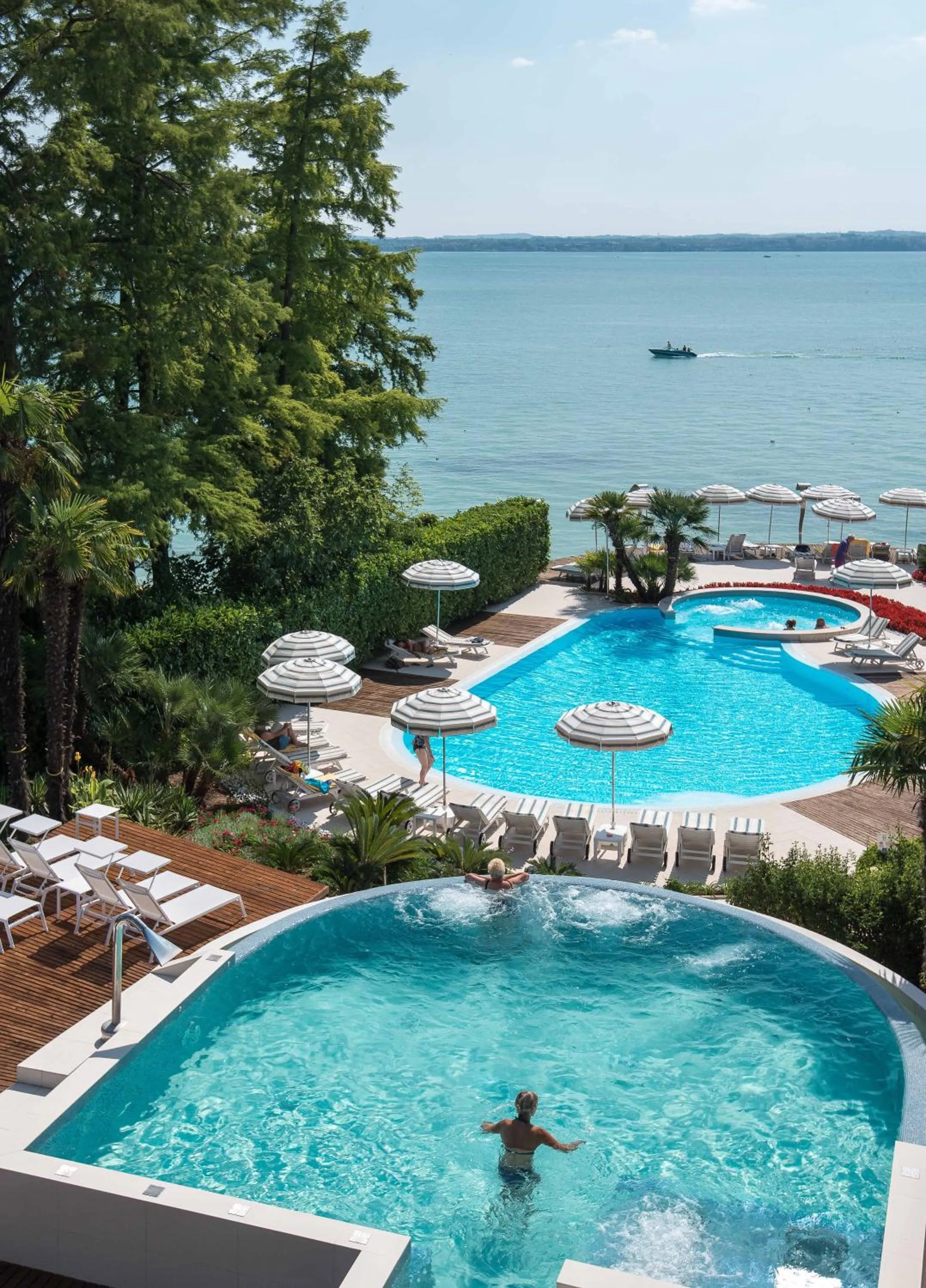 Swimming pool in Hotel Continental Wellness & Spa