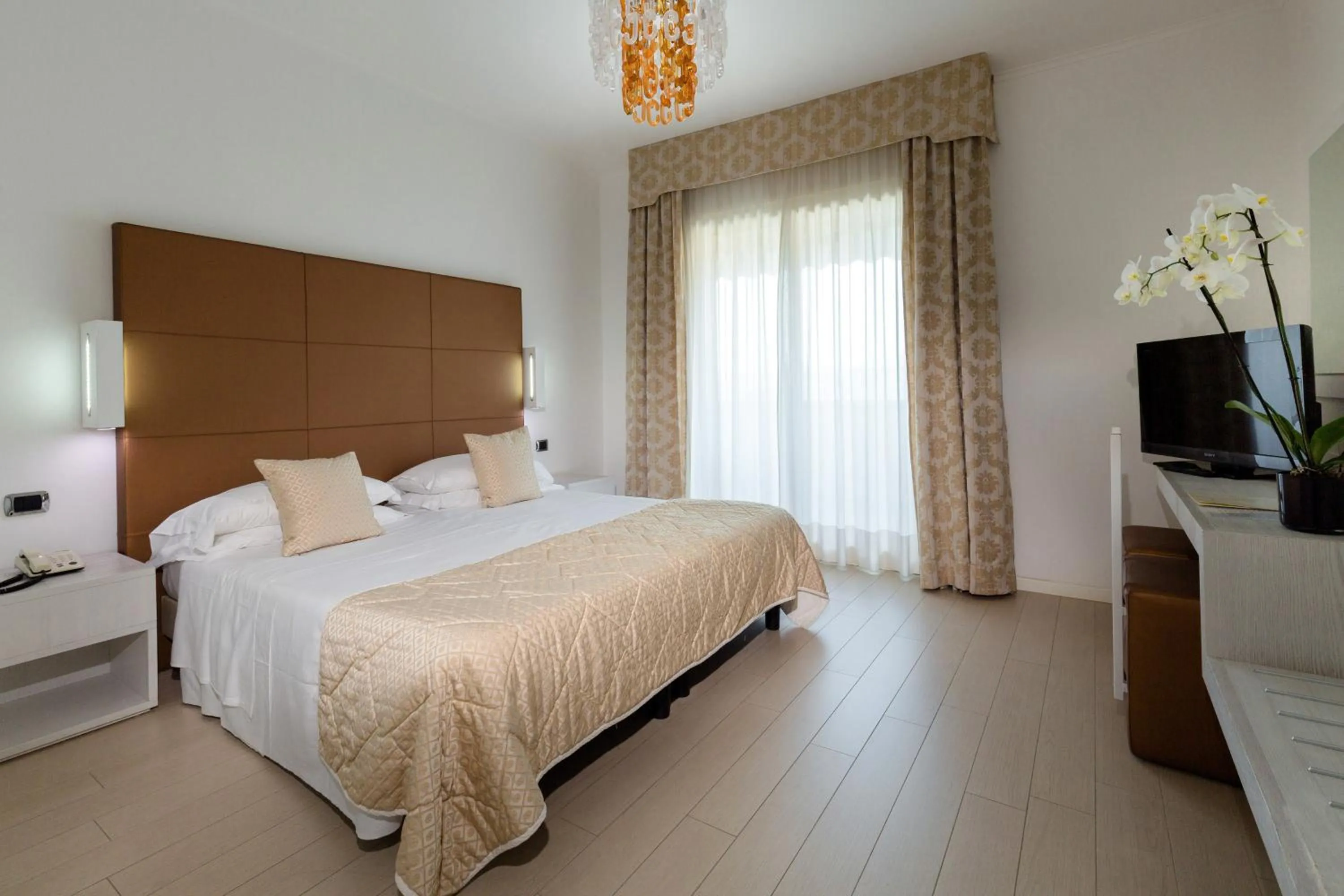 Bedroom, Bed in Hotel Continental Wellness & Spa