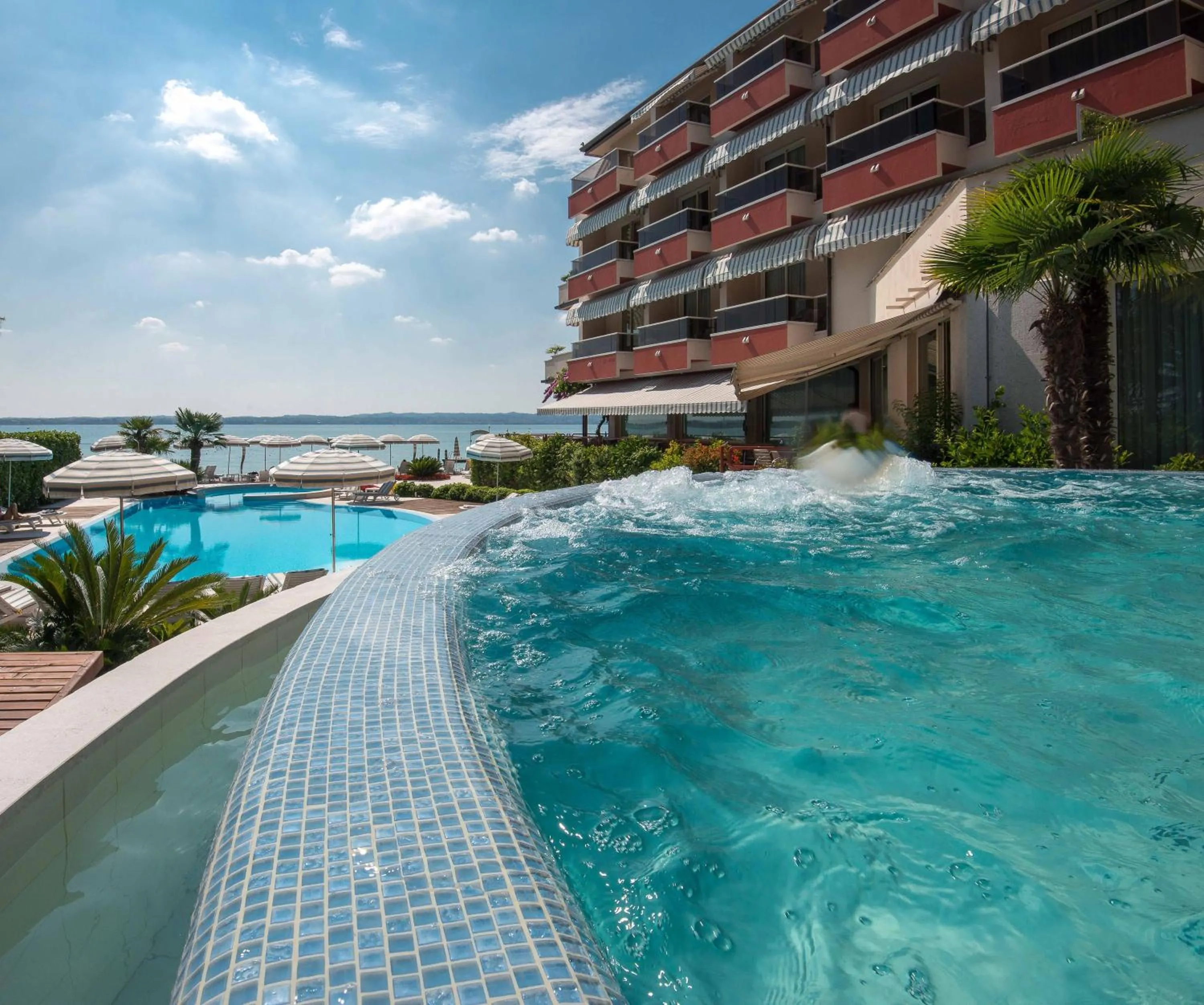 Swimming pool in Hotel Continental Wellness & Spa