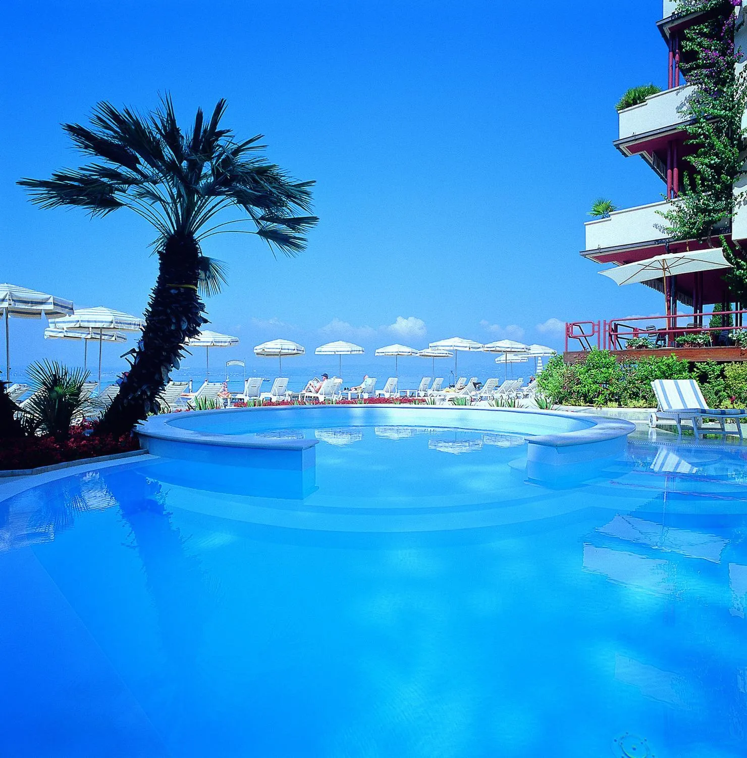 Swimming pool in Hotel Continental Wellness & Spa