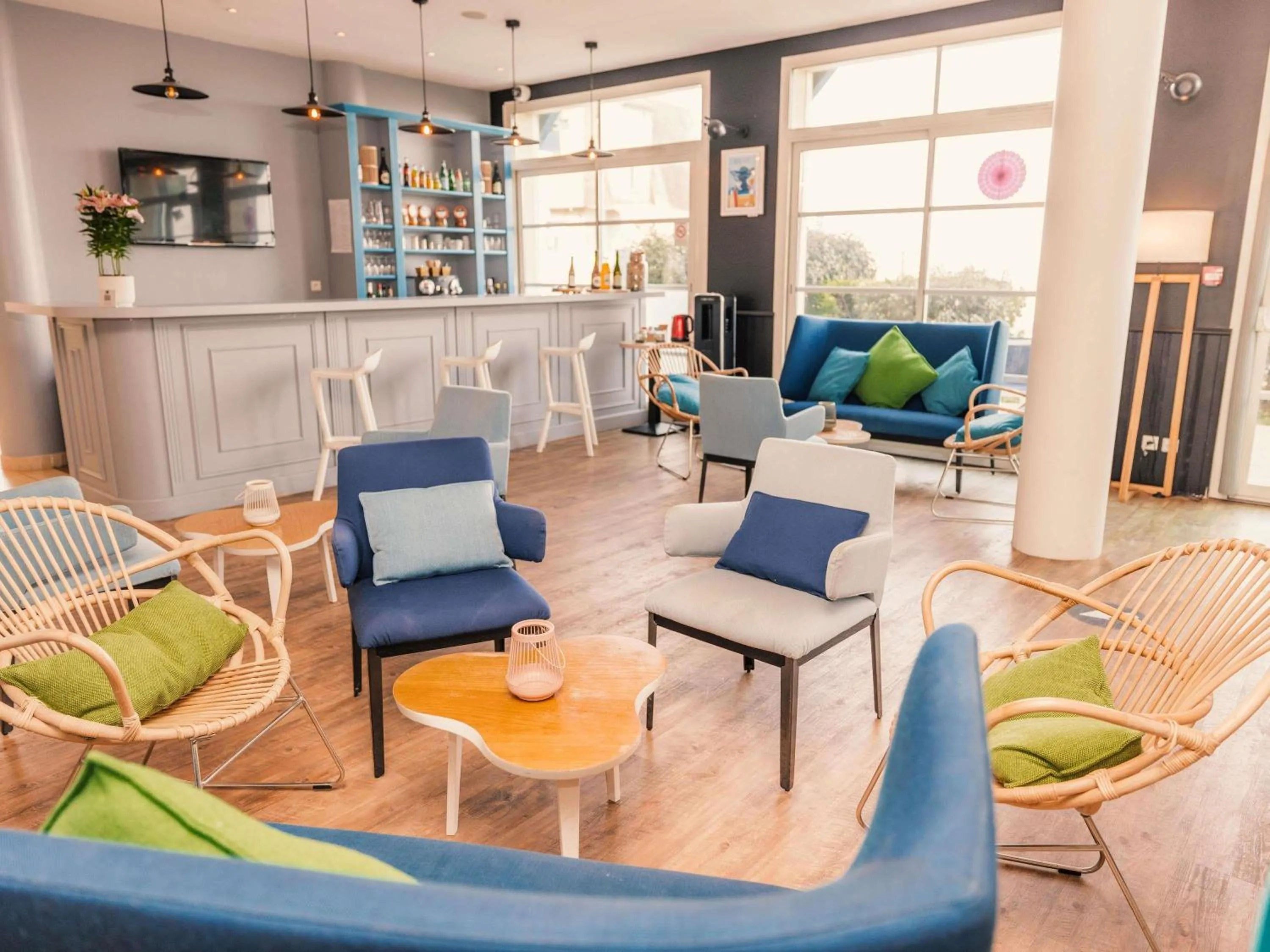 Lounge or bar in ibis Styles Deauville Villers Plage