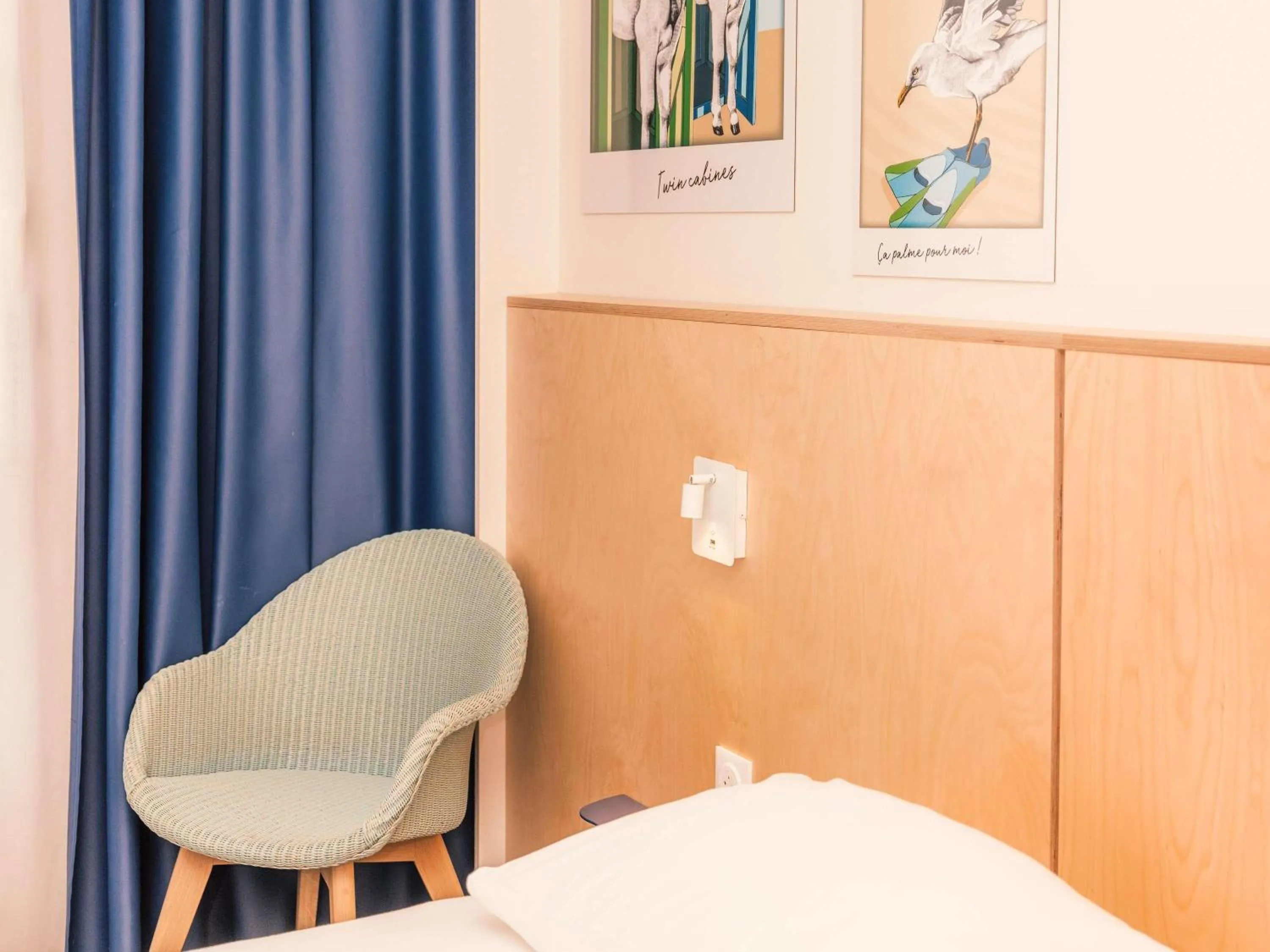 Bedroom, Bed in ibis Styles Deauville Villers Plage