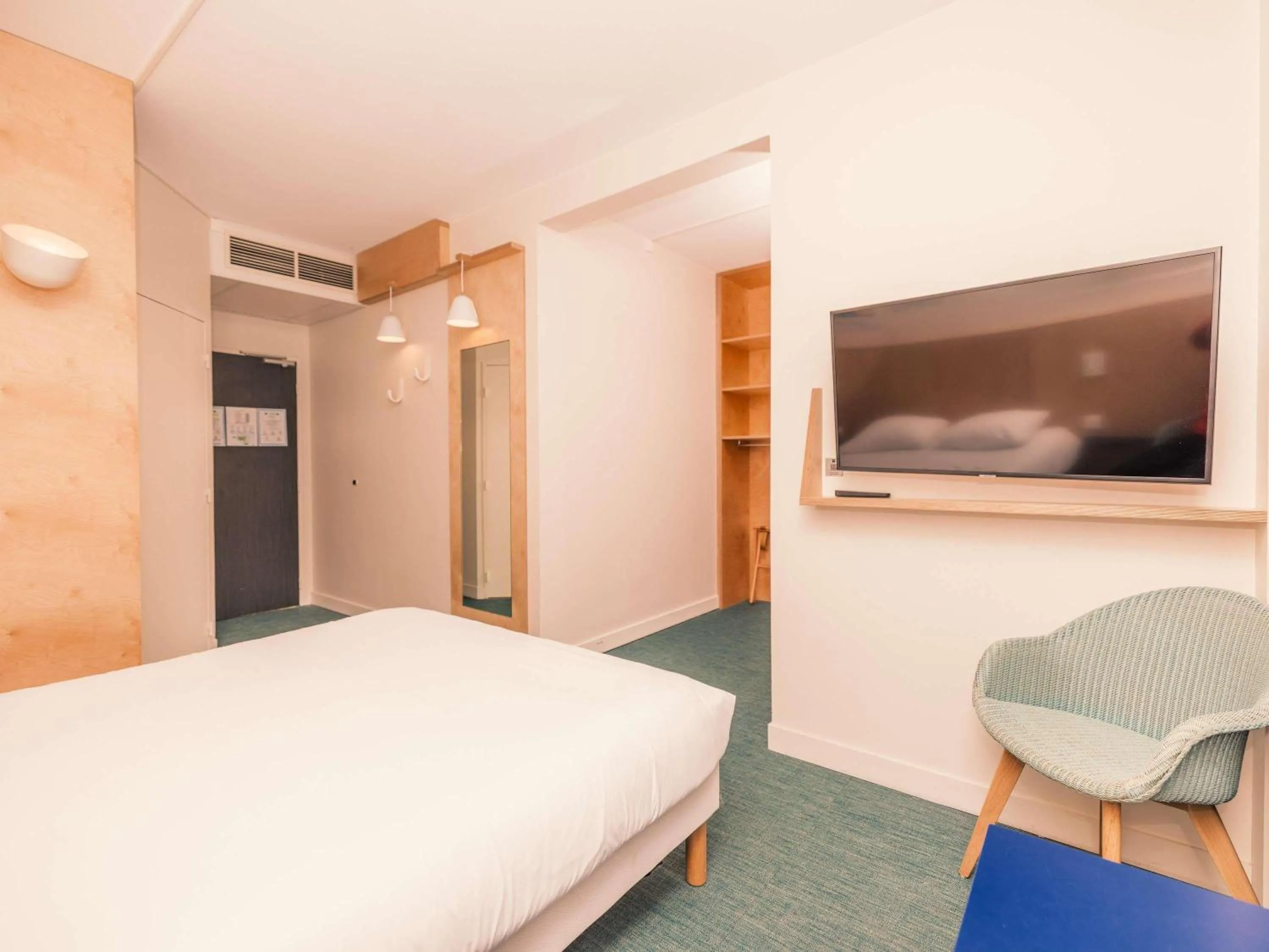 Bedroom, Bed in ibis Styles Deauville Villers Plage