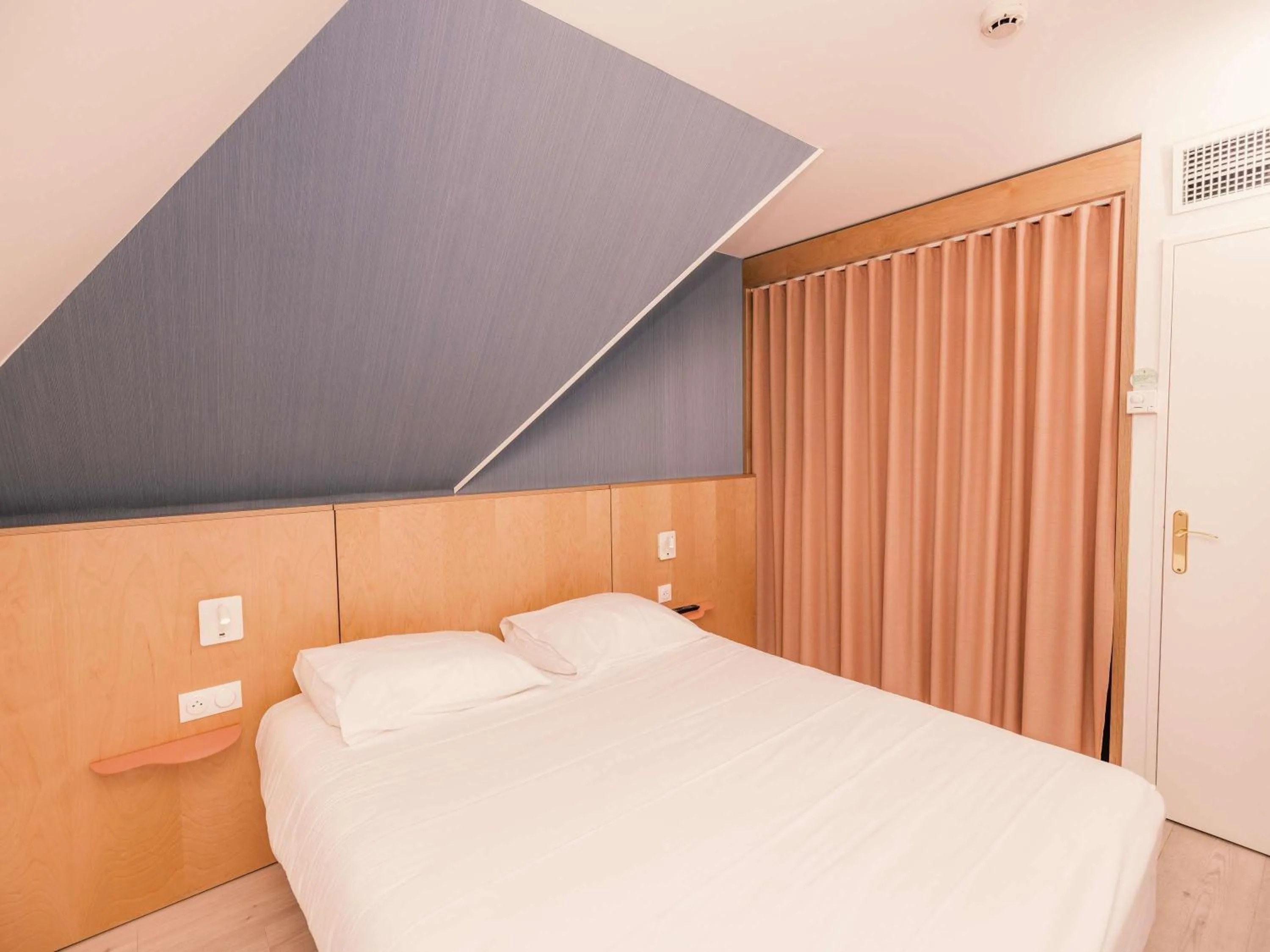 Bedroom, Bed in ibis Styles Deauville Villers Plage