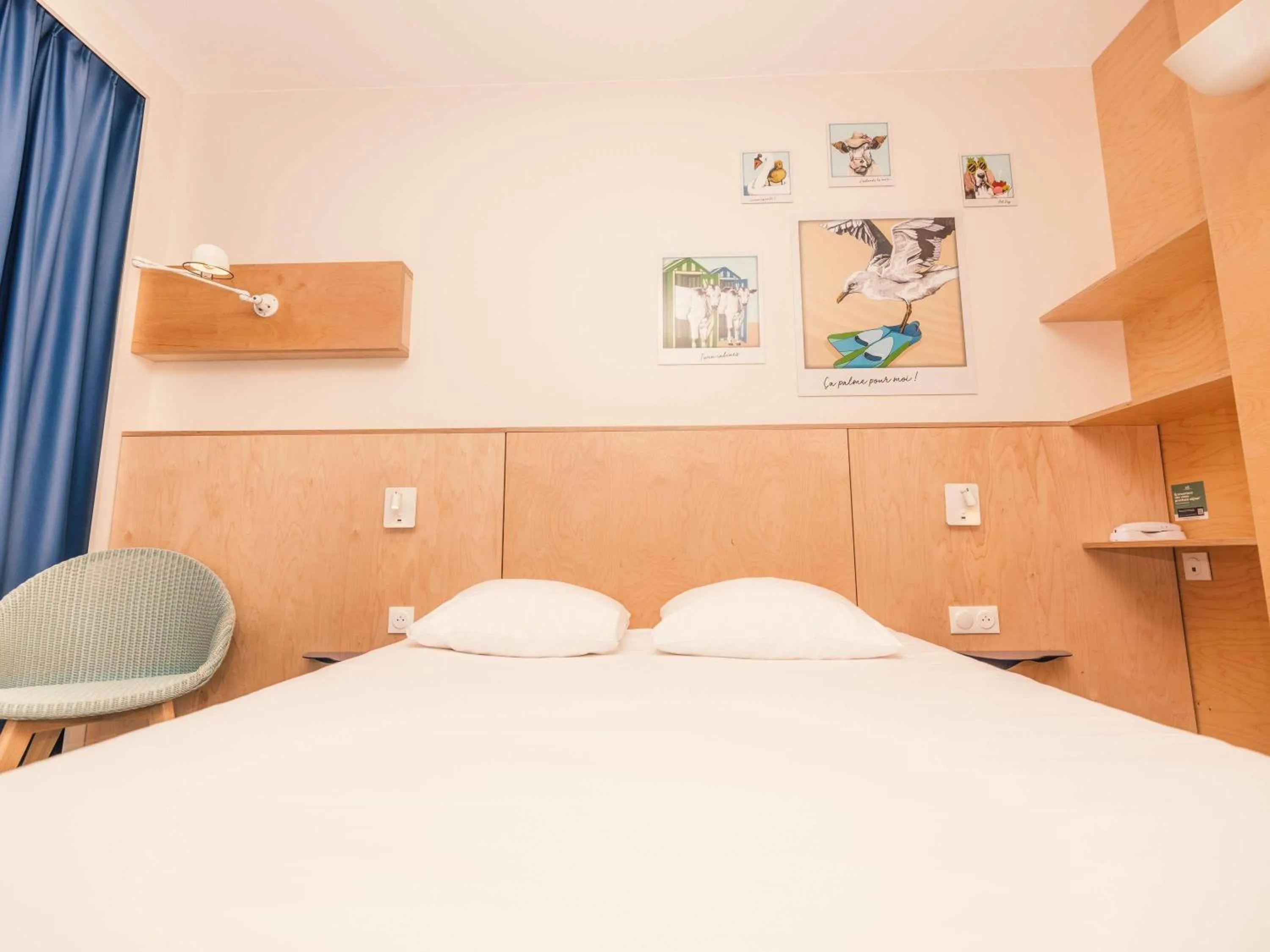 Bedroom, Bed in ibis Styles Deauville Villers Plage