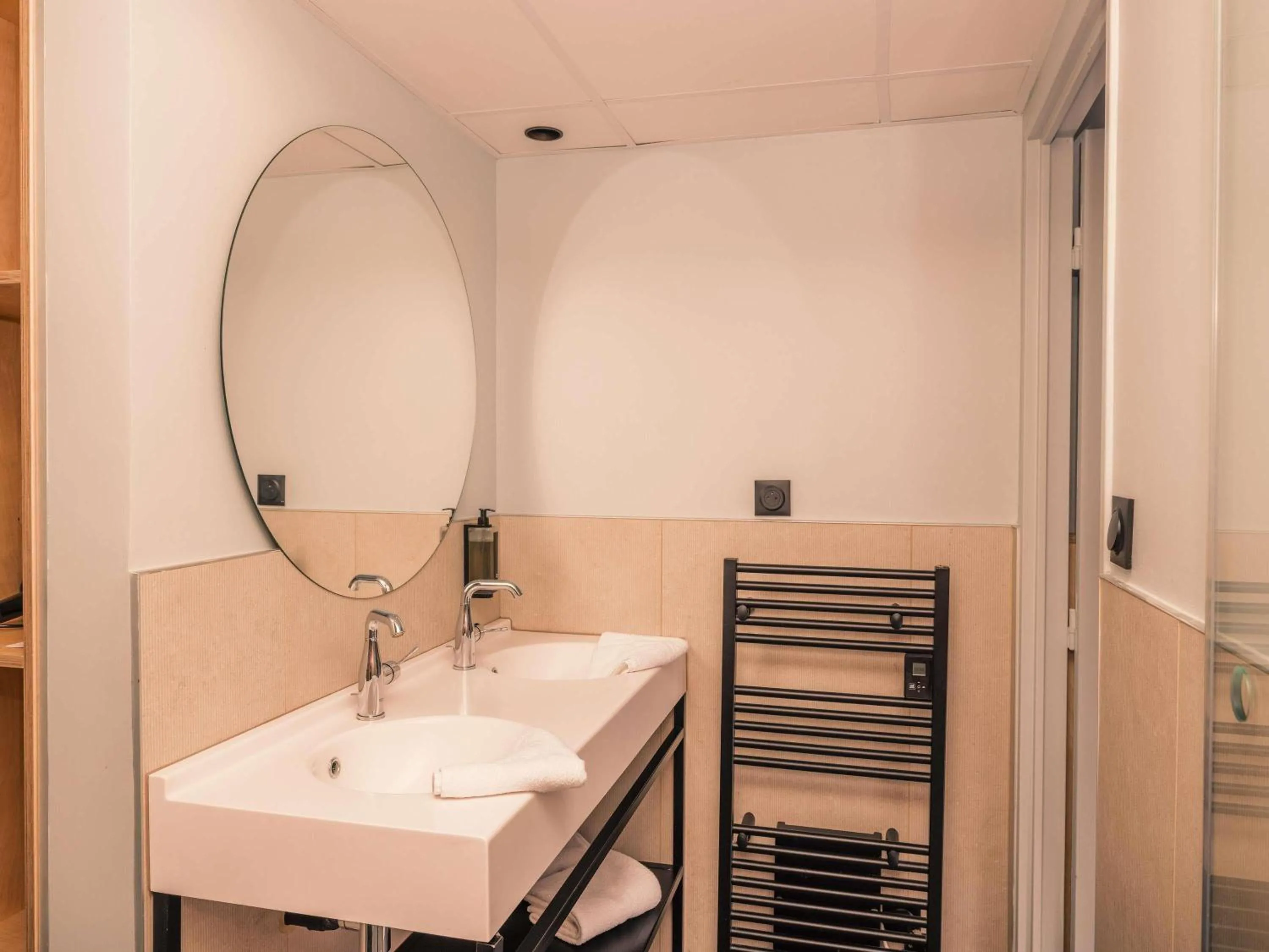 Bathroom in ibis Styles Deauville Villers Plage