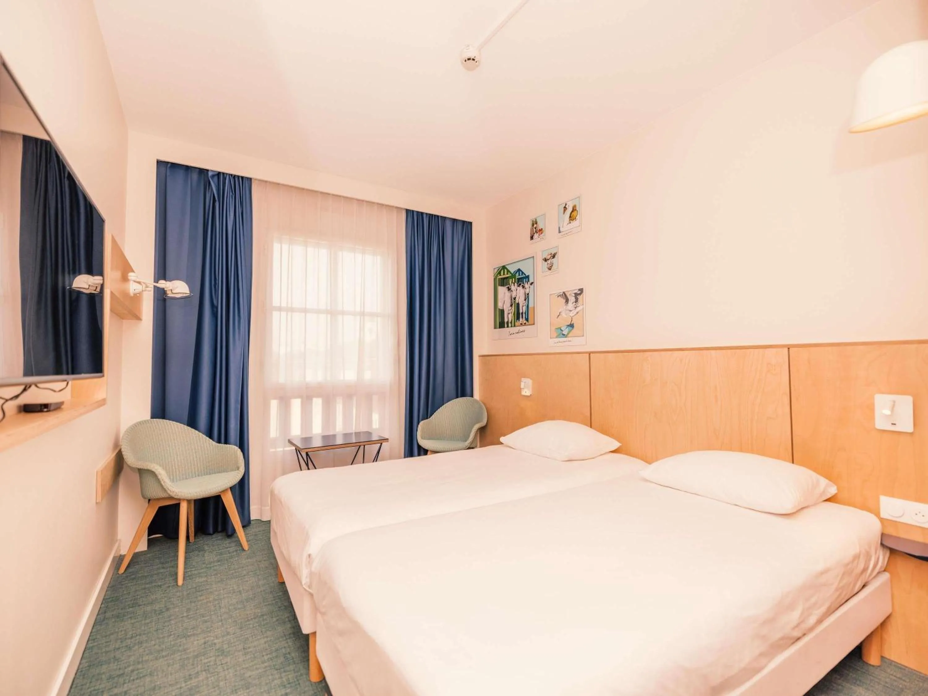 Bedroom, Bed in ibis Styles Deauville Villers Plage