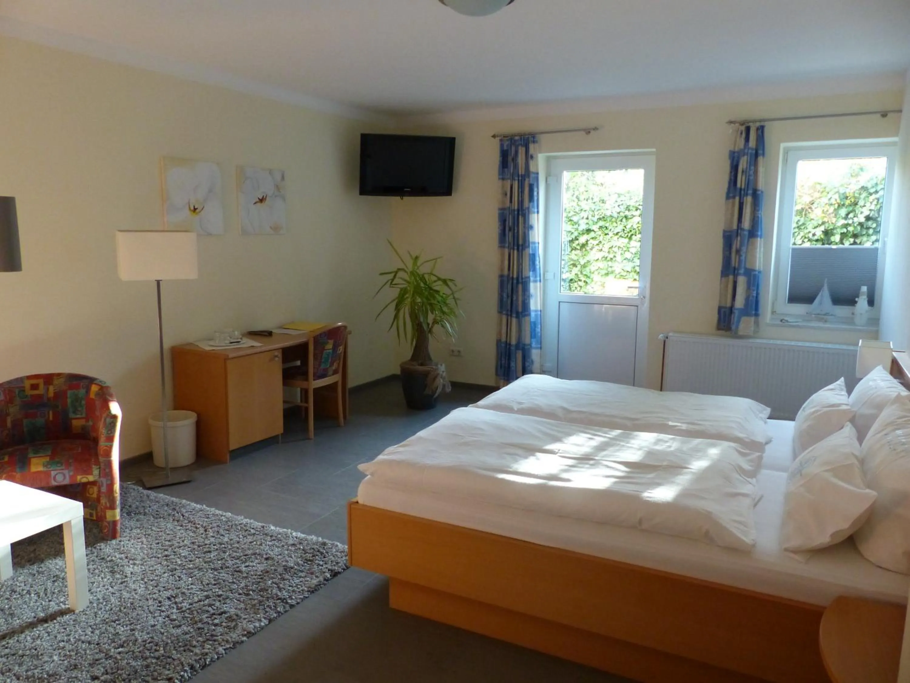 Photo of the whole room, Bed in Strand-Hotel