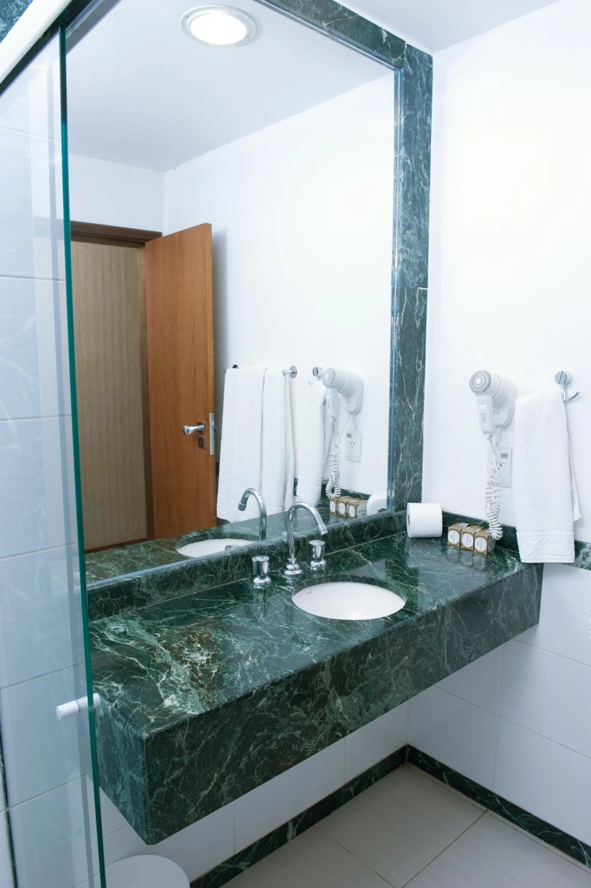 Bathroom in Planalto Bittar Hotel e Eventos