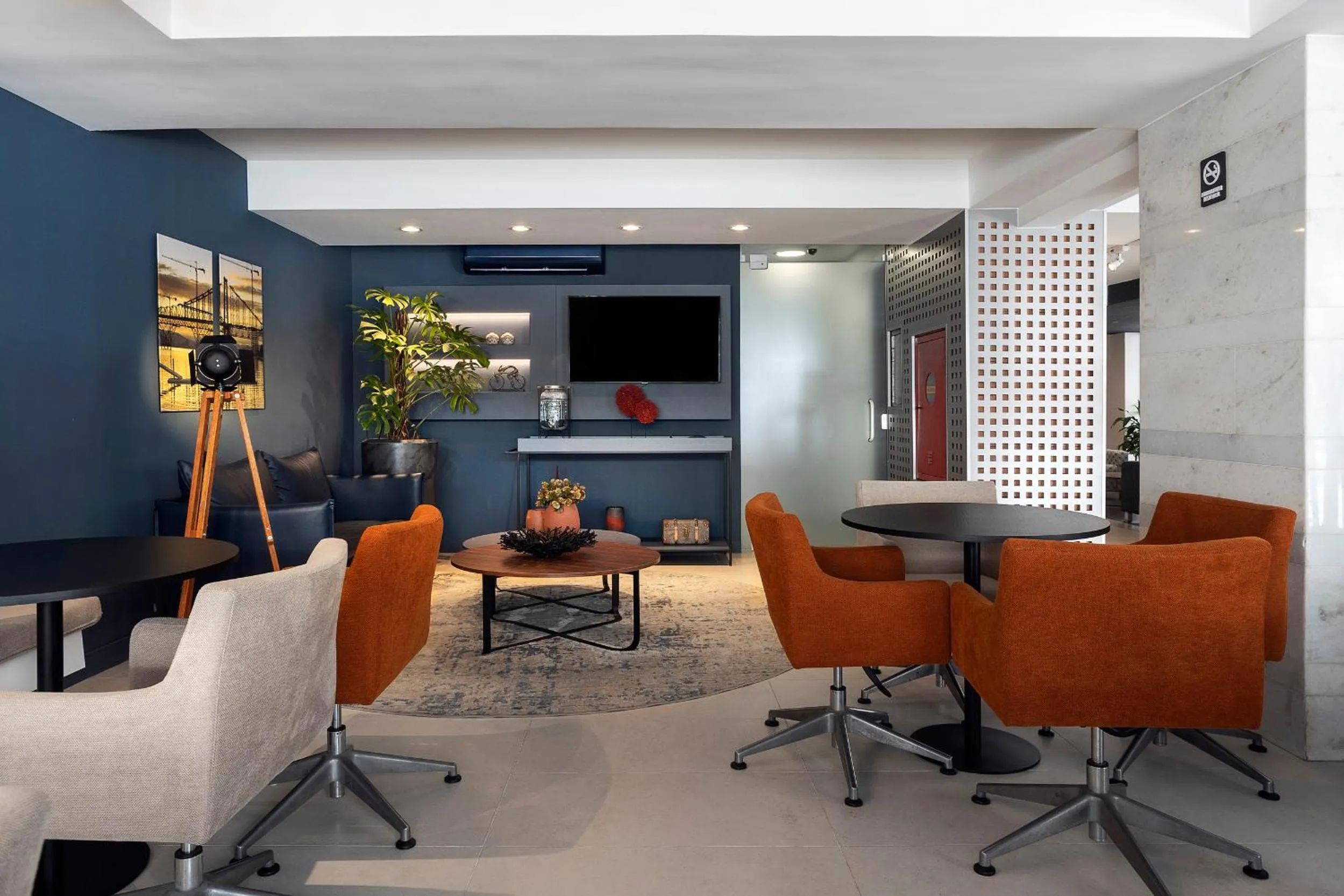 Communal lounge/ TV room in Valerim Florianópolis