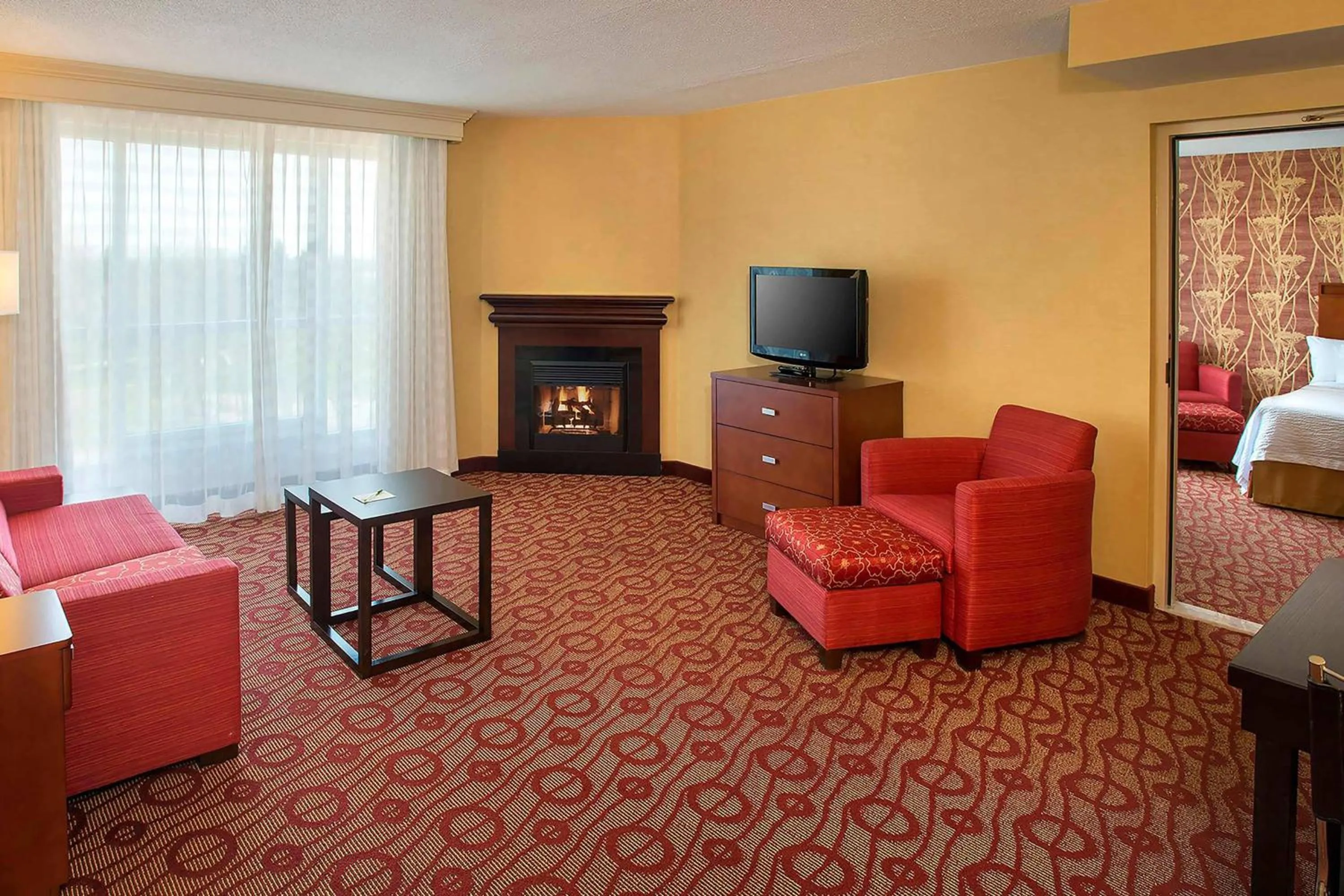 Communal lounge/ TV room in Courtyard by Marriott Niagara Falls