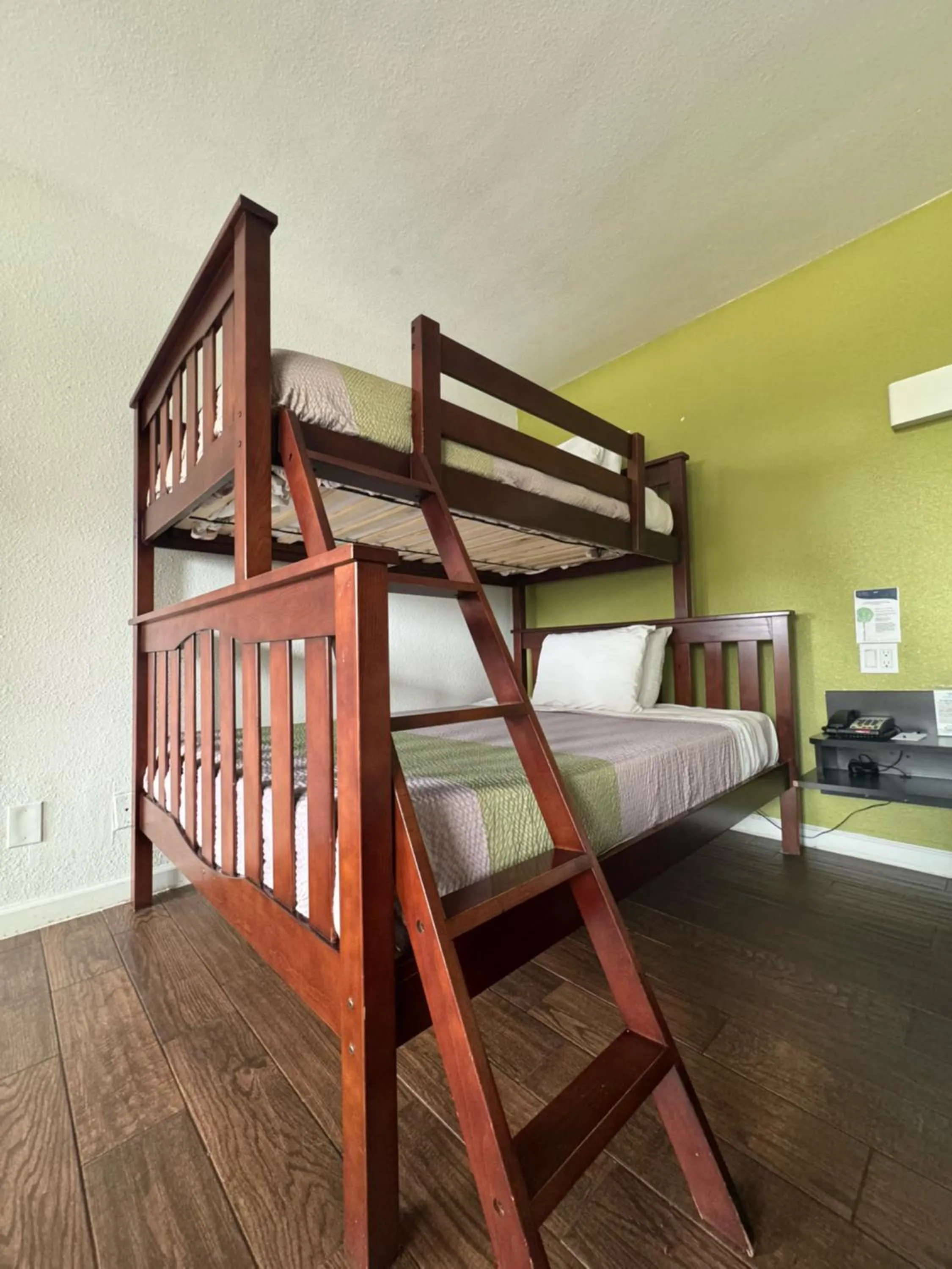 Bed in Fisherman's Cove Inn