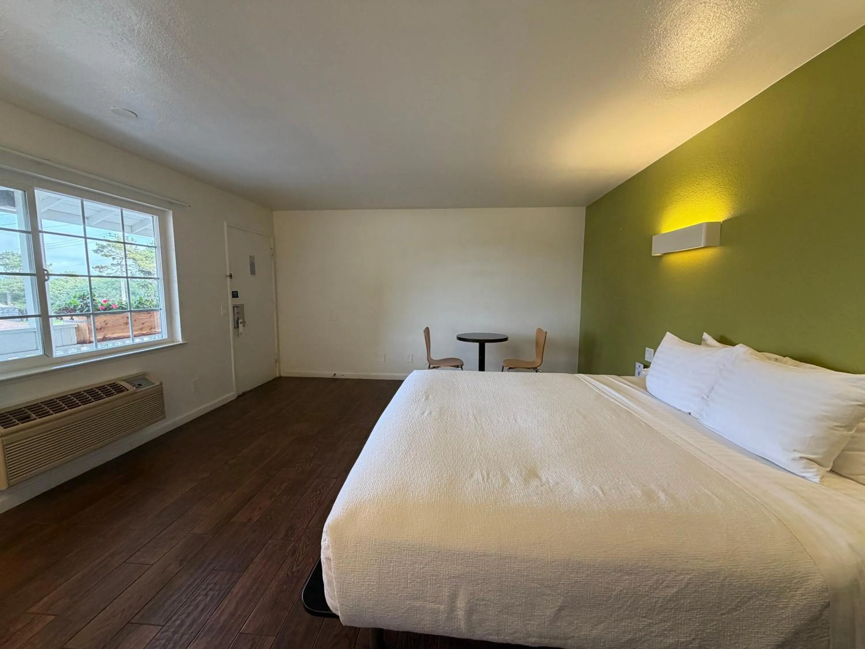 Bed in Fisherman's Cove Inn