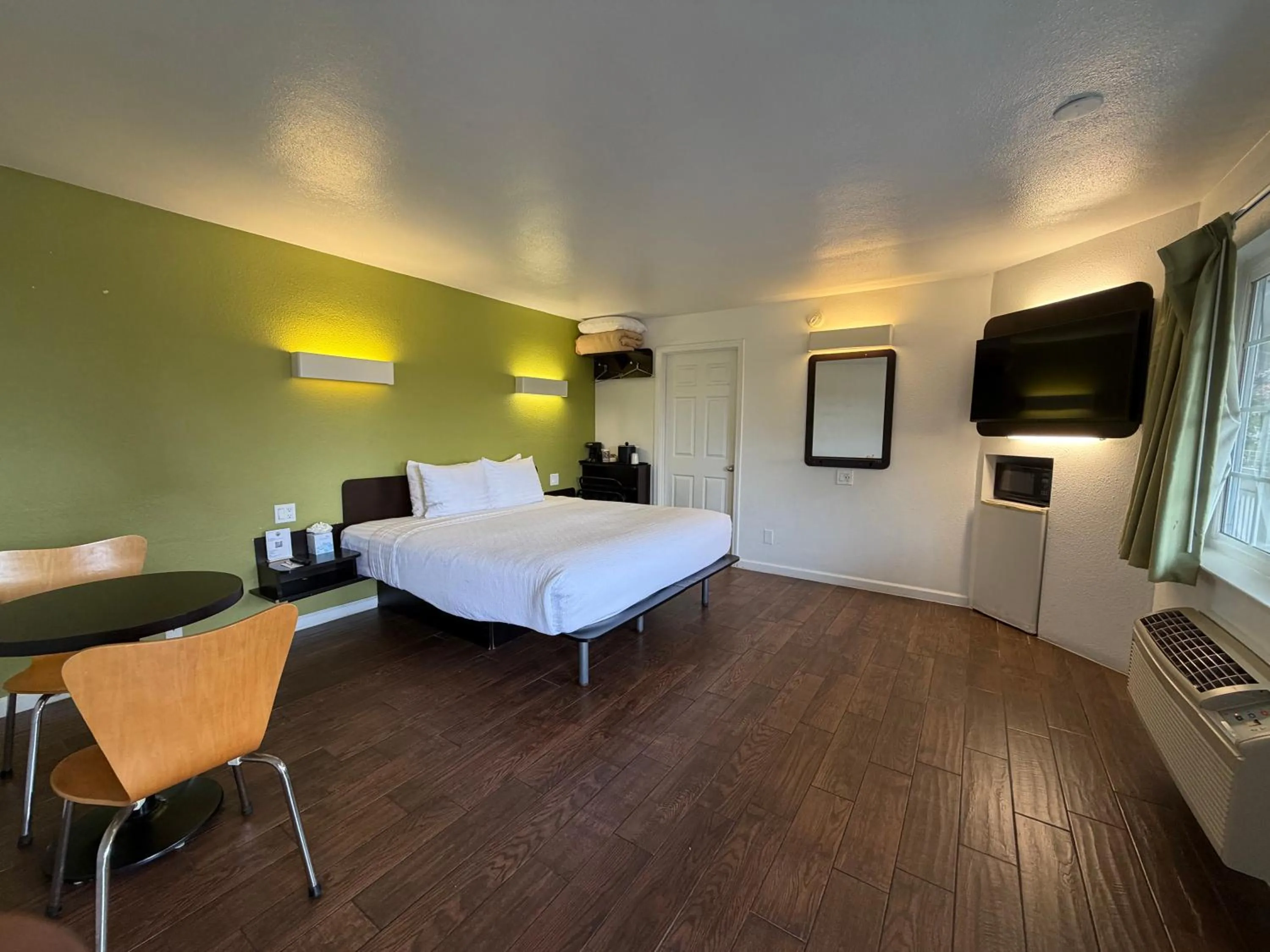 Bed in Fisherman's Cove Inn