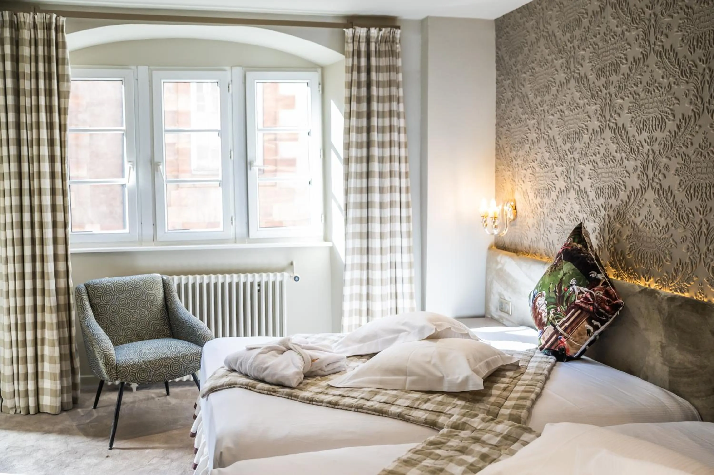 Photo of the whole room, Bed in Hotel Suisse