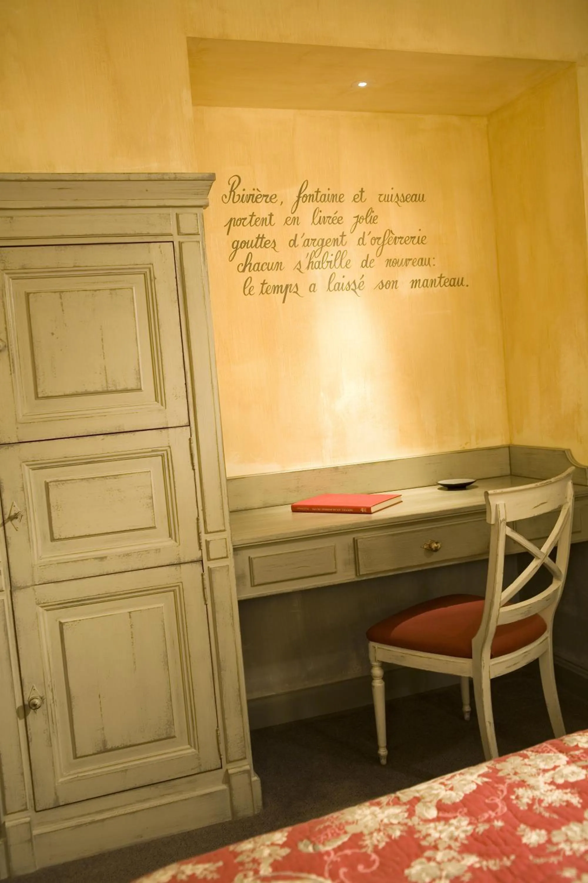 Photo of the whole room in Domaine de Clairefontaine - Teritoria