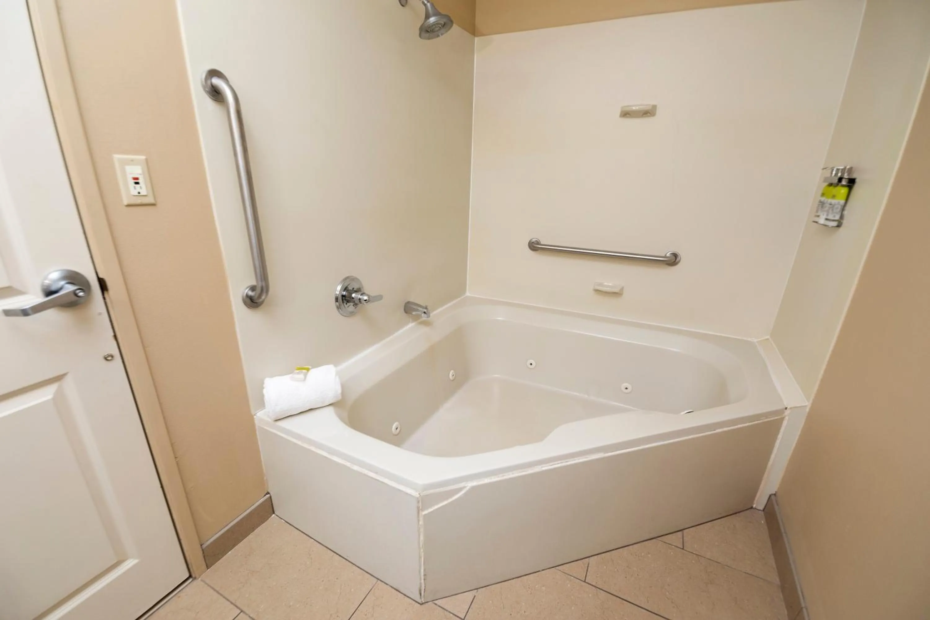 Photo of the whole room in Holiday Inn Express Bloomington West by IHG