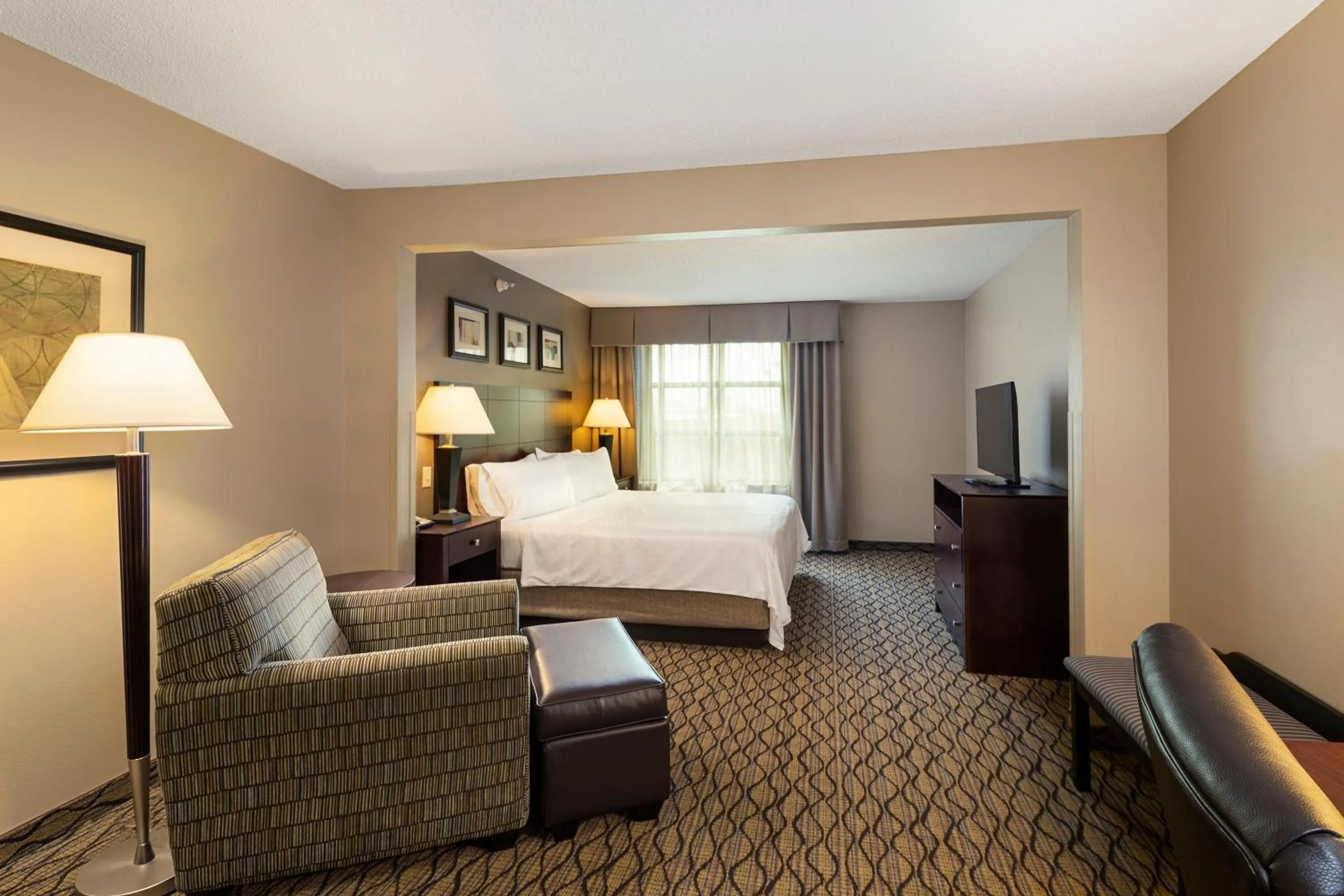 Photo of the whole room, Bed in Holiday Inn Express Bloomington West by IHG