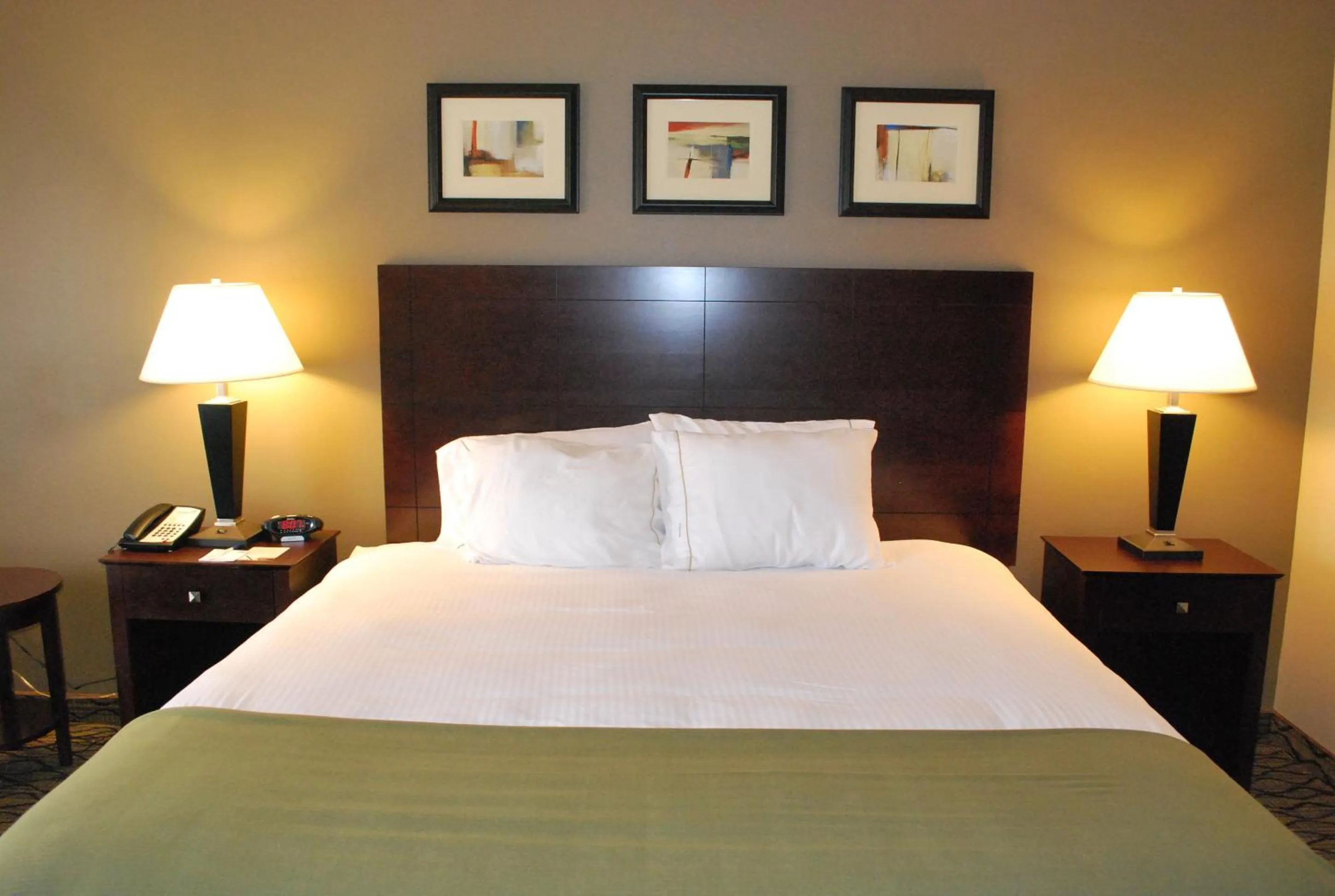 Bed in Holiday Inn Express Bloomington West by IHG