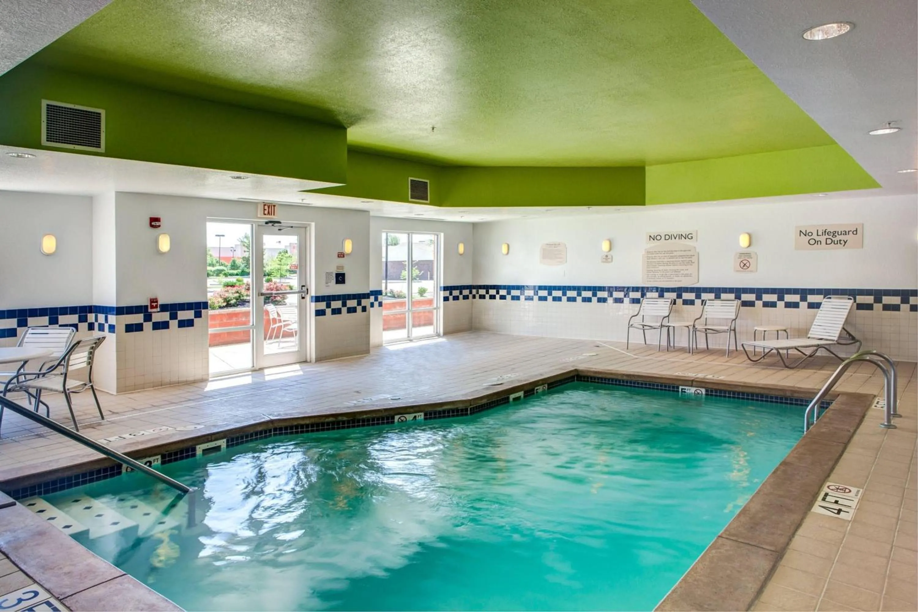 Swimming pool in Fairfield Inn and Suites by Marriott Indianapolis/ Noblesville