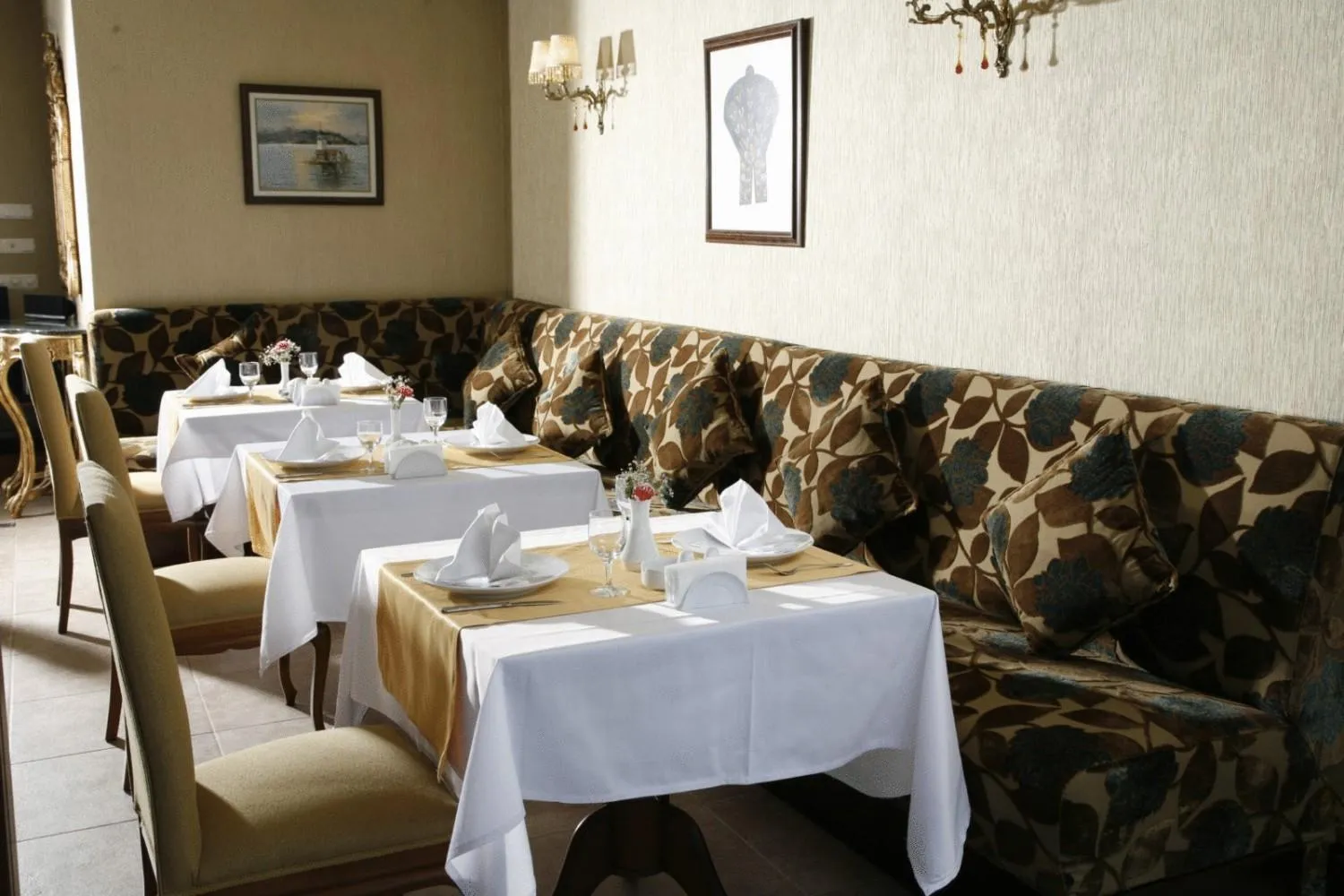 Restaurant/places to eat in Apart Hotel Hippodrome