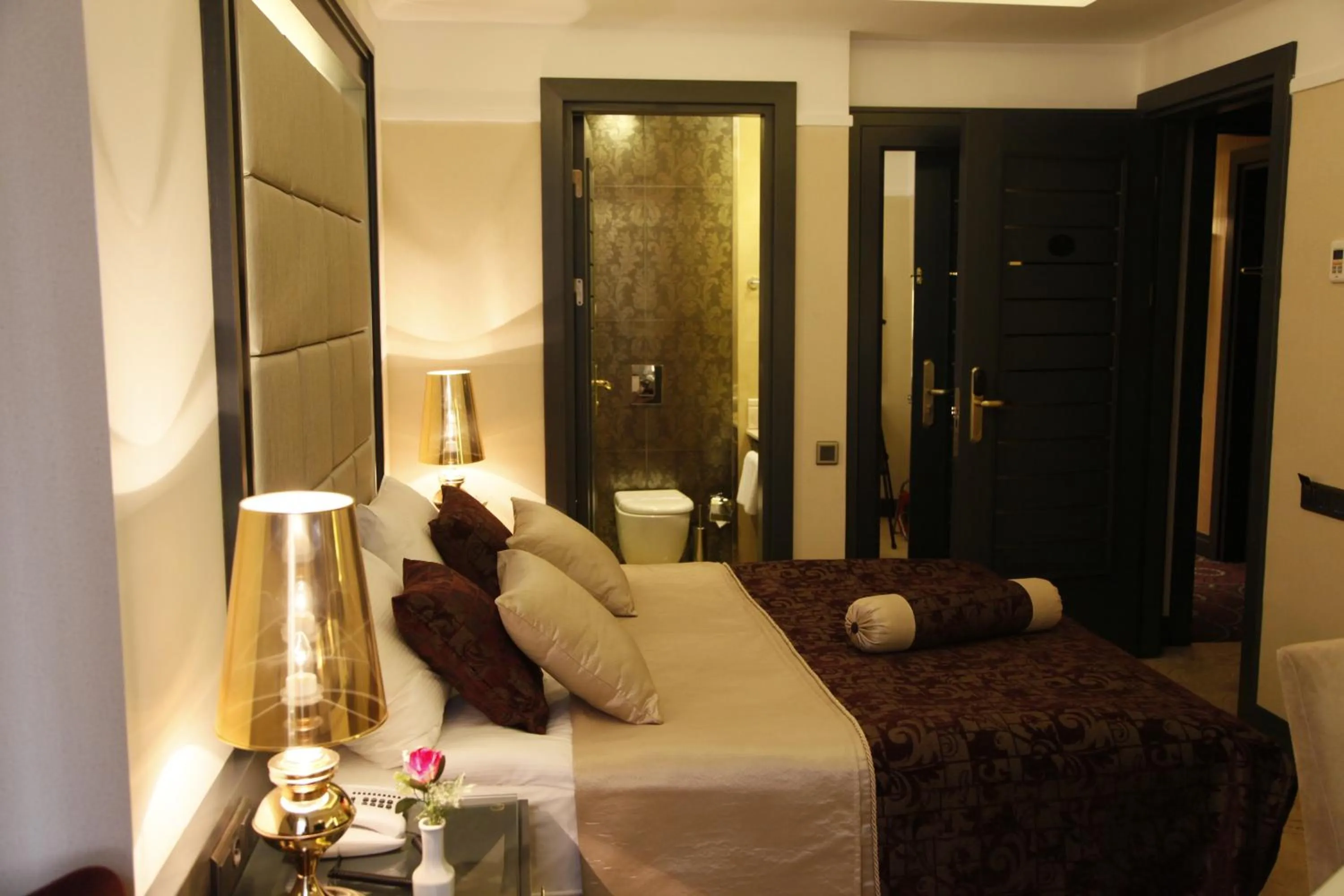 Shower in Mirilayon Hotel - Old Town