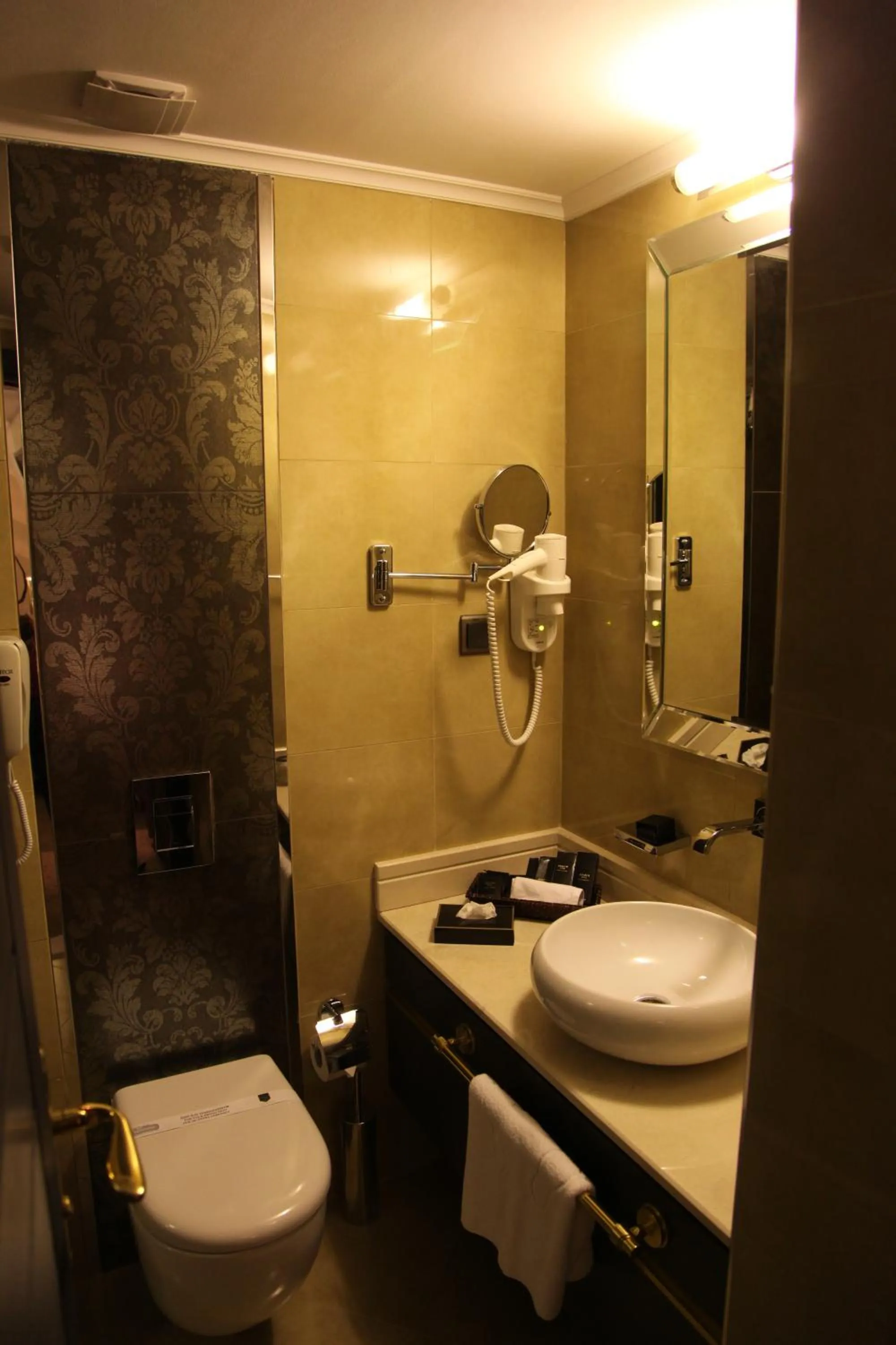 Shower in Mirilayon Hotel - Old Town