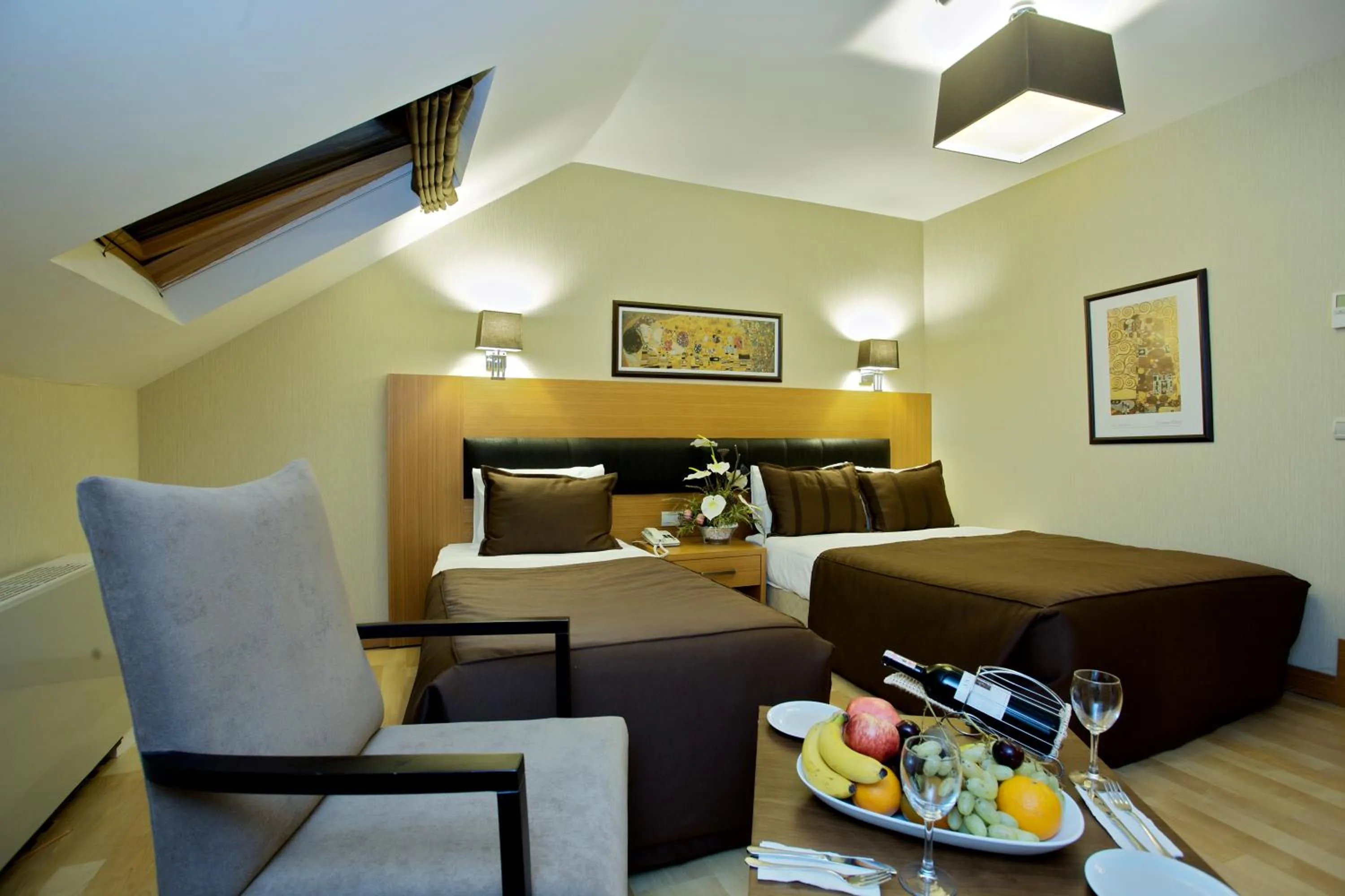 Toilet in Mirilayon Hotel - Old Town