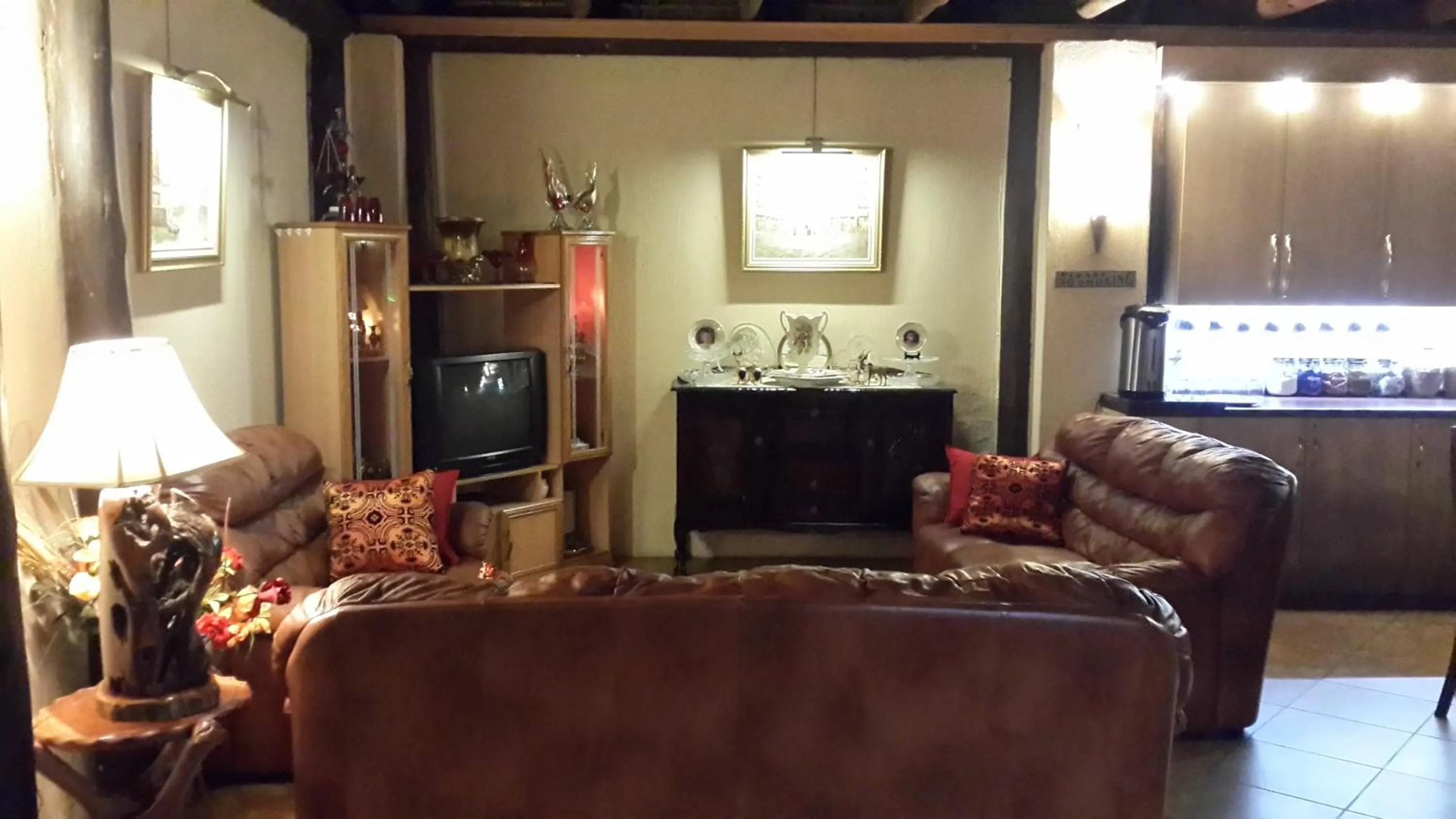 Communal lounge/ TV room in The Cedars Bed and Breakfast