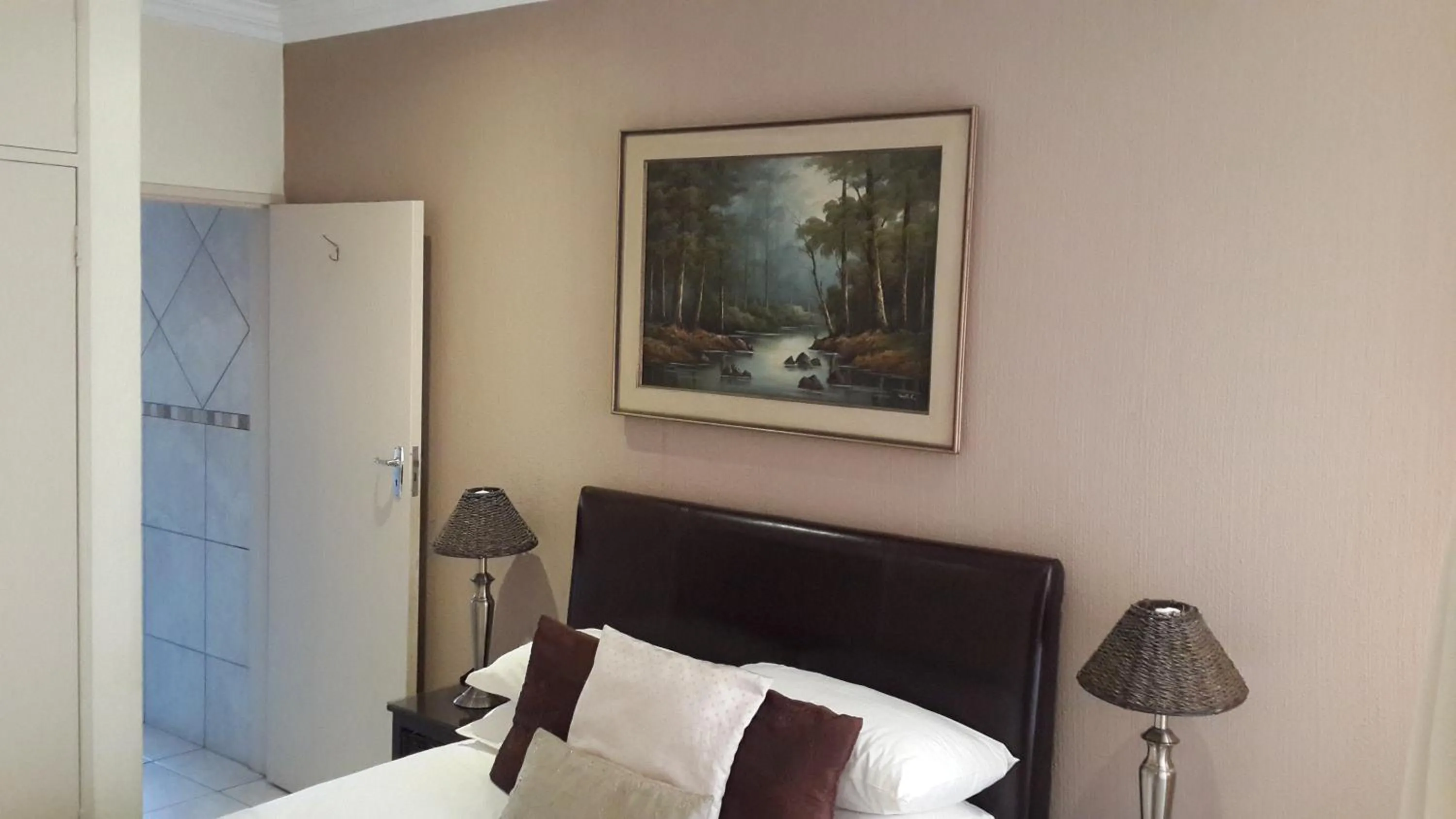 Bed in The Cedars Bed and Breakfast